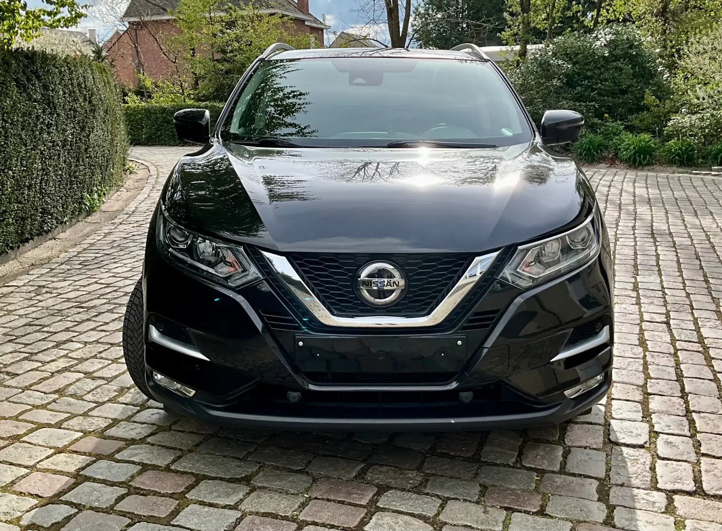Nissan Qashqai 1.2 DIG-T 2WD Tekna  ### 88000 km ### Schwarz - 2