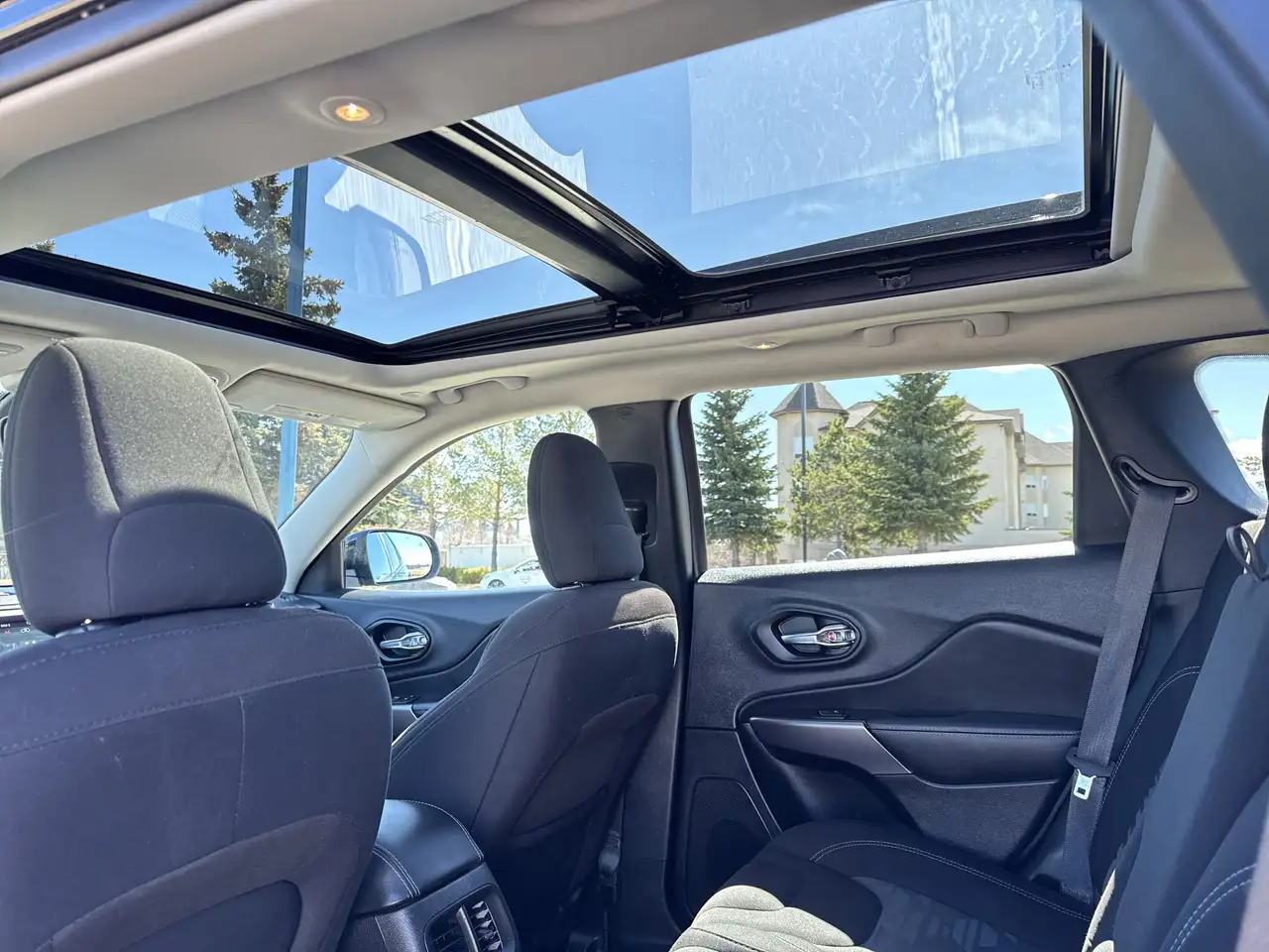 Jeep Cherokee снимка Jeep Cherokee