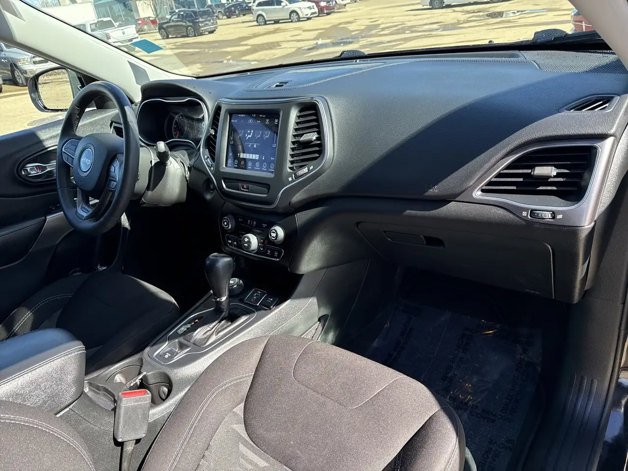 Jeep Cherokee снимка Jeep Cherokee