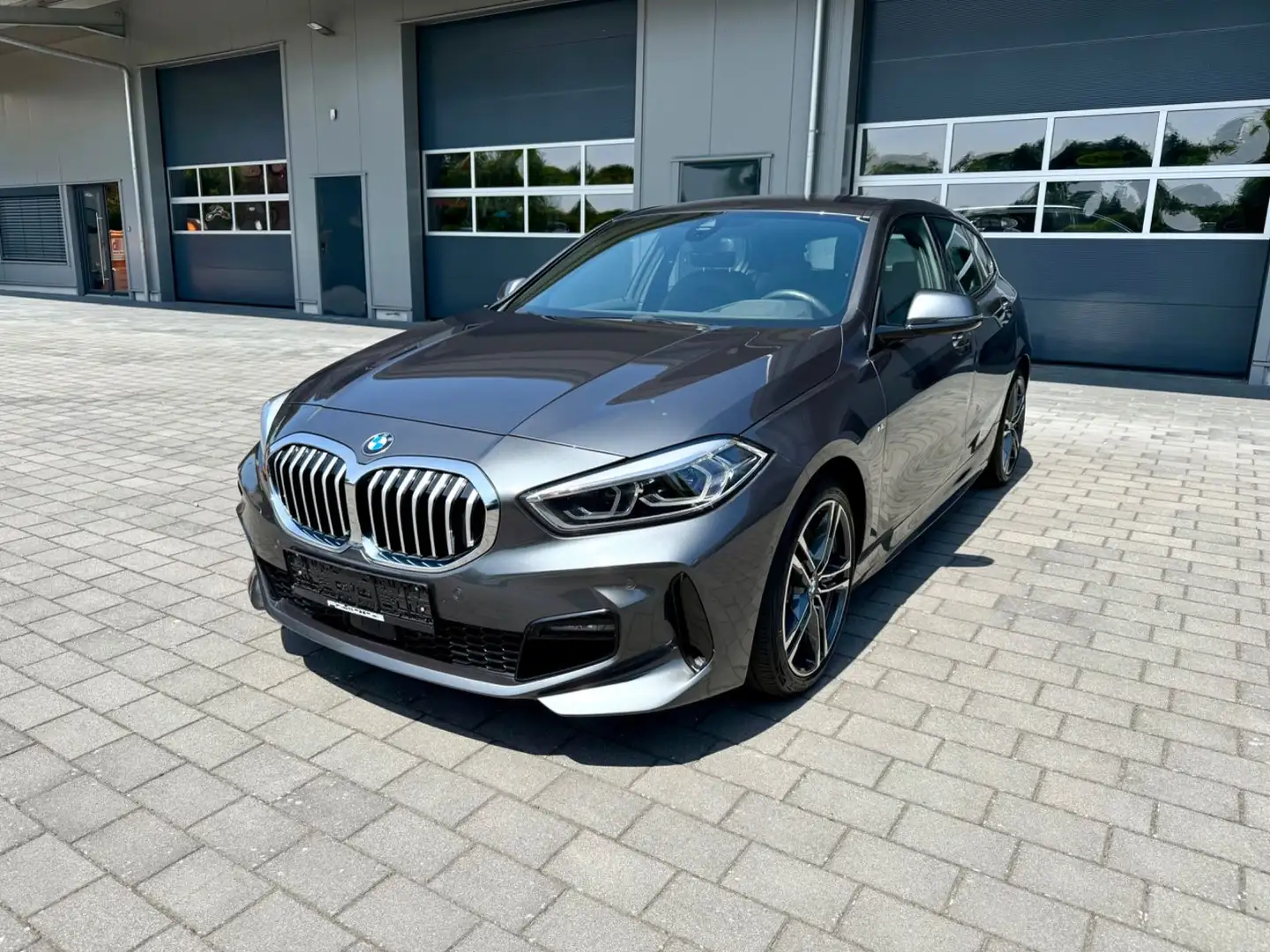 BMW 120 d M Sport HUD/SHZ/SportAut./DrivingAss./FLA siva - 2