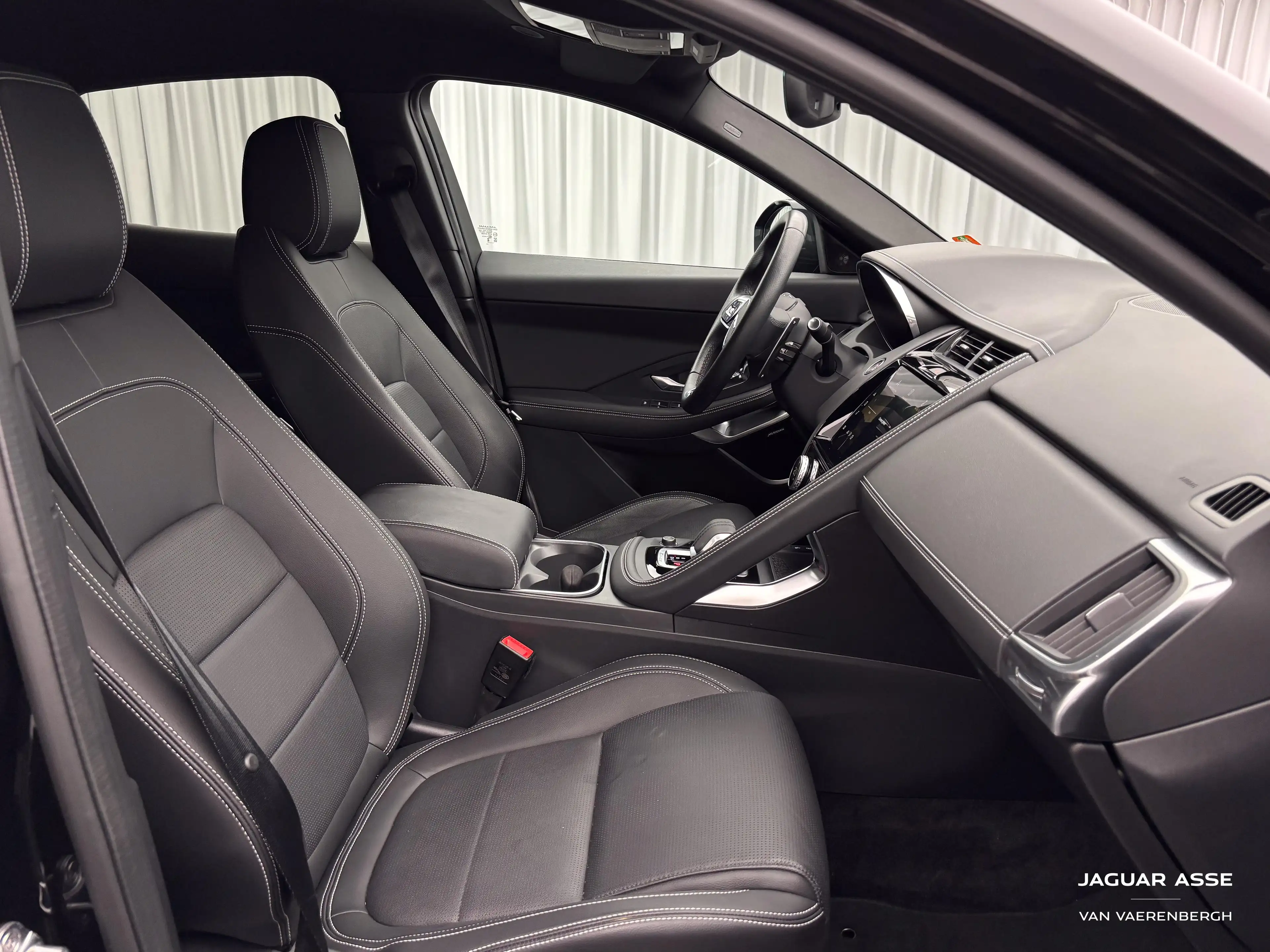 Jaguar E-Pace P300e R-Dynamic S AWD — photo 3