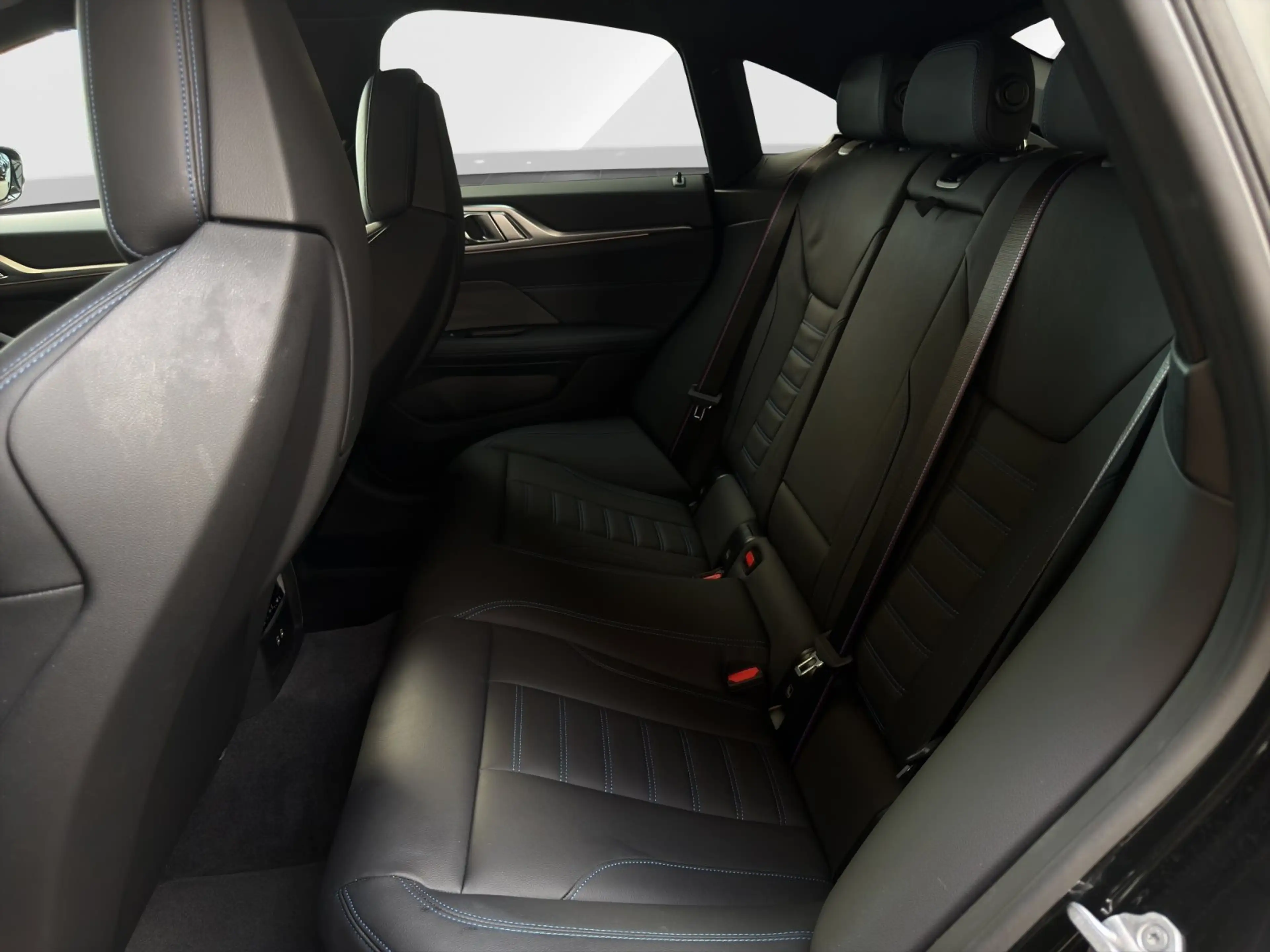 BMW M4 40i xDrive Glasdach/ M Sport Pro/ AHK/ HK Sound — photo 13