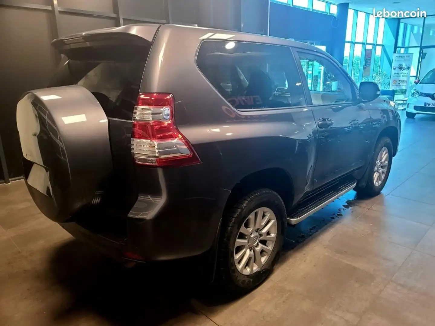 Toyota Land Cruiser 150 2.8 D4D 177ch LOUNGE 4X4 BVA6 2 PLACES -TVA RE Gris - 2