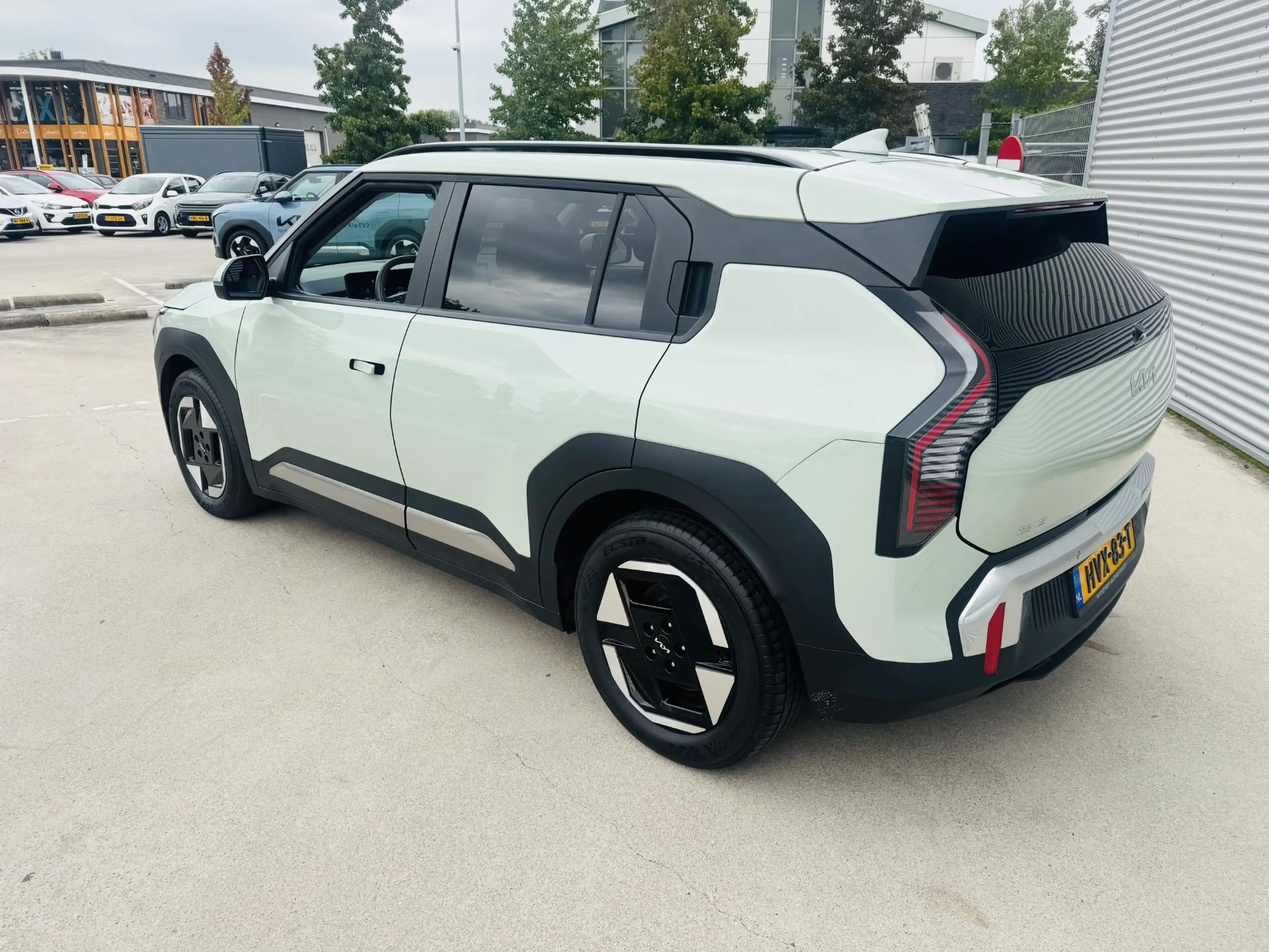 Kia EV3 Plus 81.4 kWh Stoel- & Stuurverw. | Privacyglass | — photo 3
