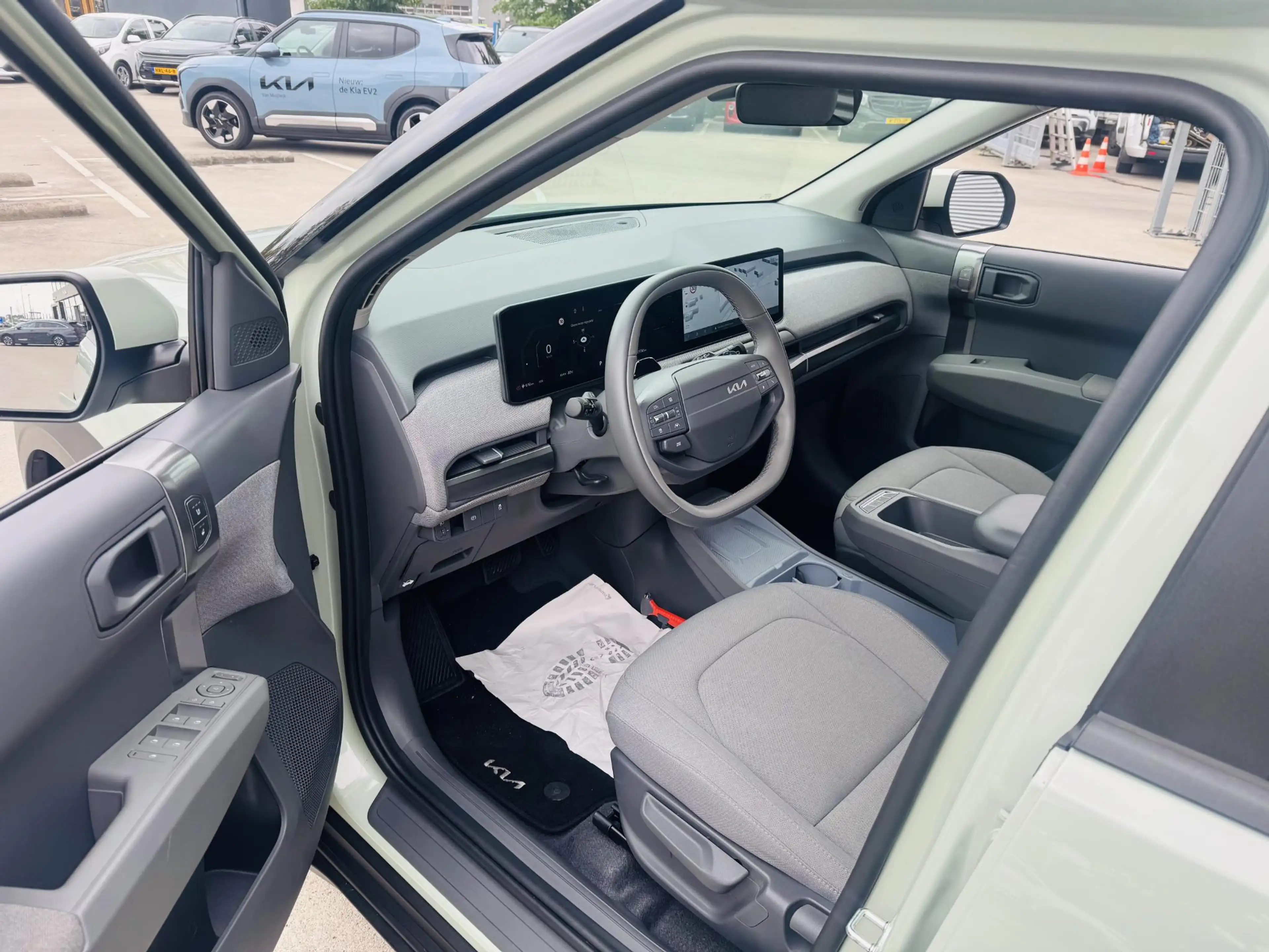 Kia EV3 Plus 81.4 kWh Stoel- & Stuurverw. | Privacyglass | — photo 2