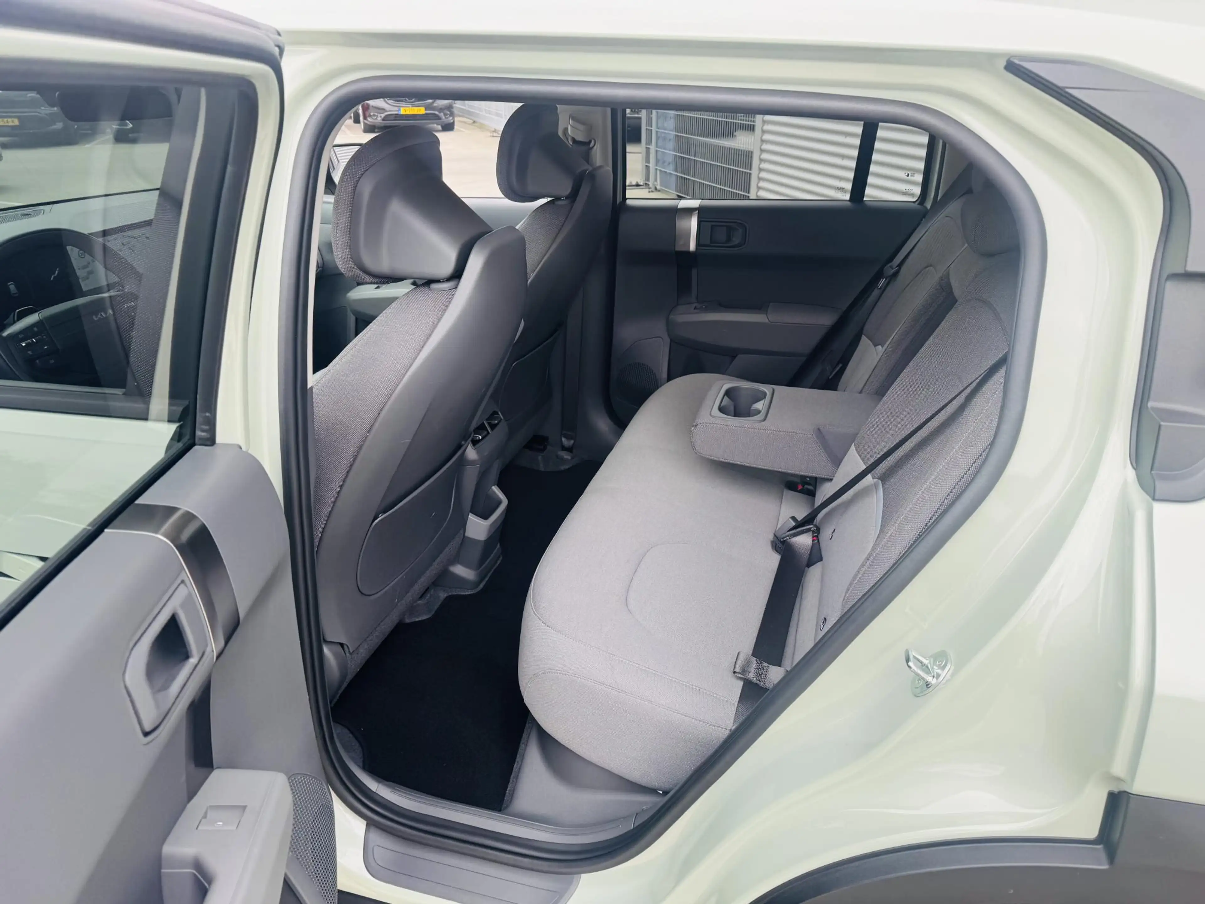 Kia EV3 Plus 81.4 kWh Stoel- & Stuurverw. | Privacyglass | — photo 5