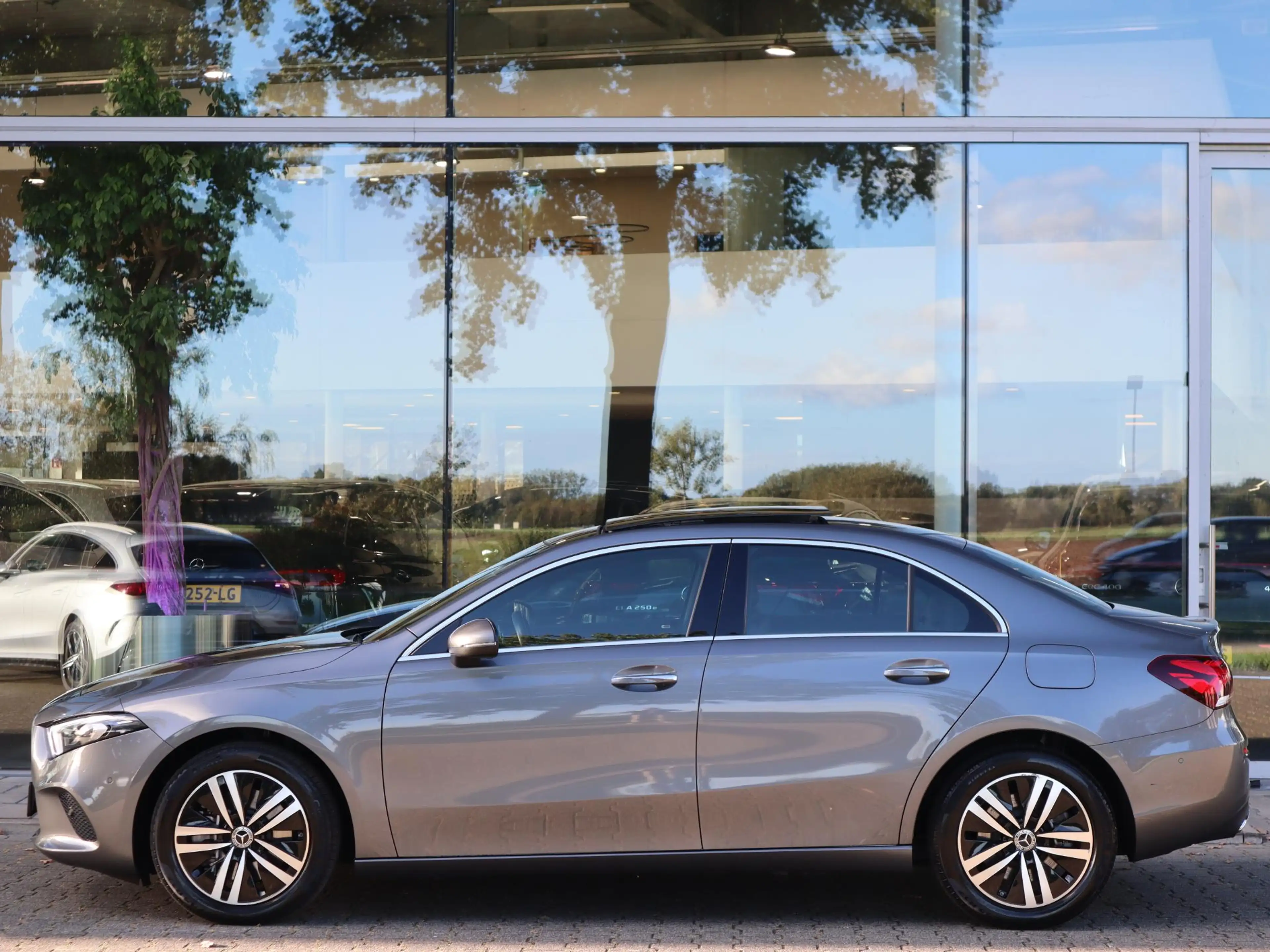 Mercedes-Benz A 250 e Business Solution Luxury Limited — photo 4