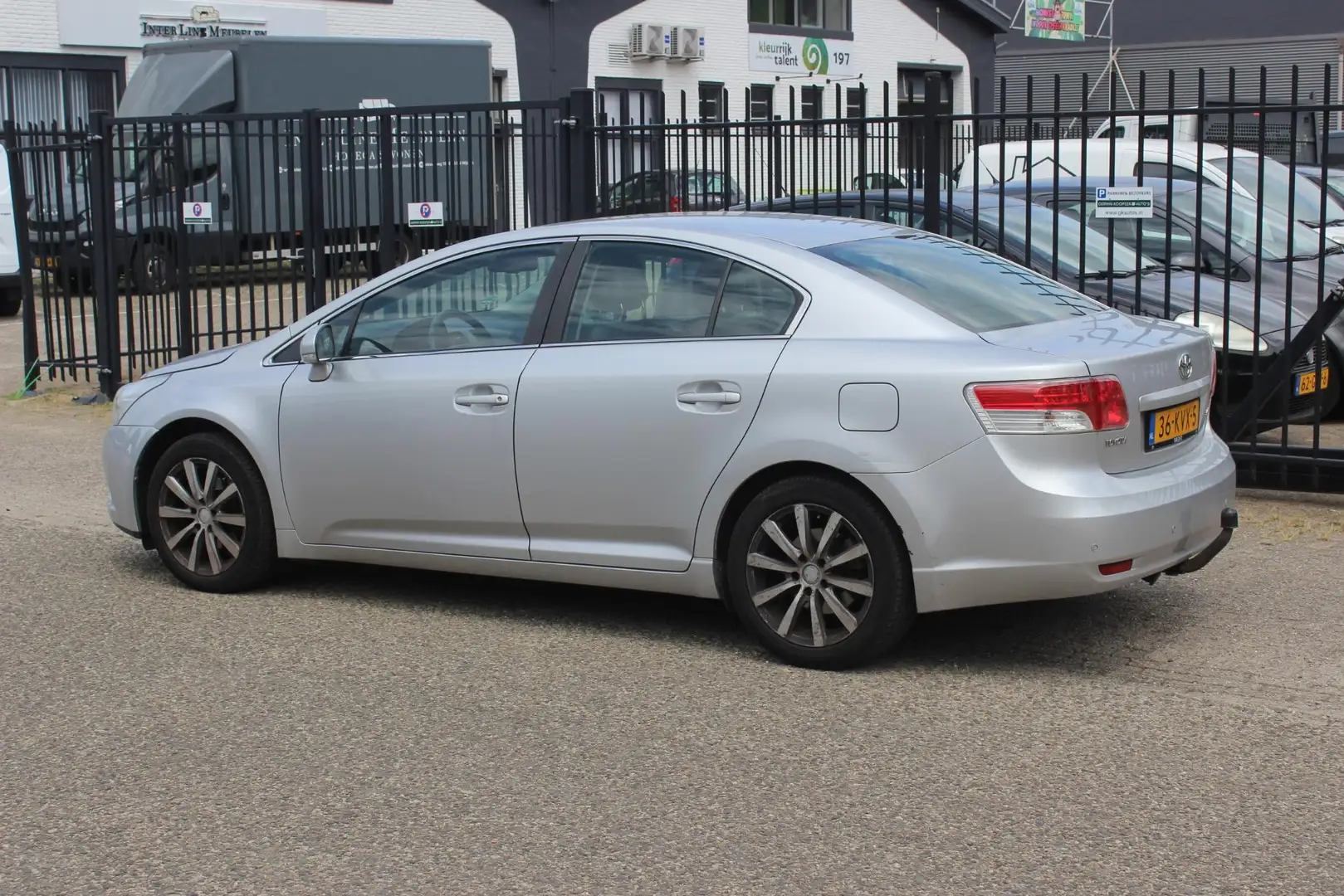 Toyota Avensis 2.0 D-4D Dynamic Sedan Grijs - 2