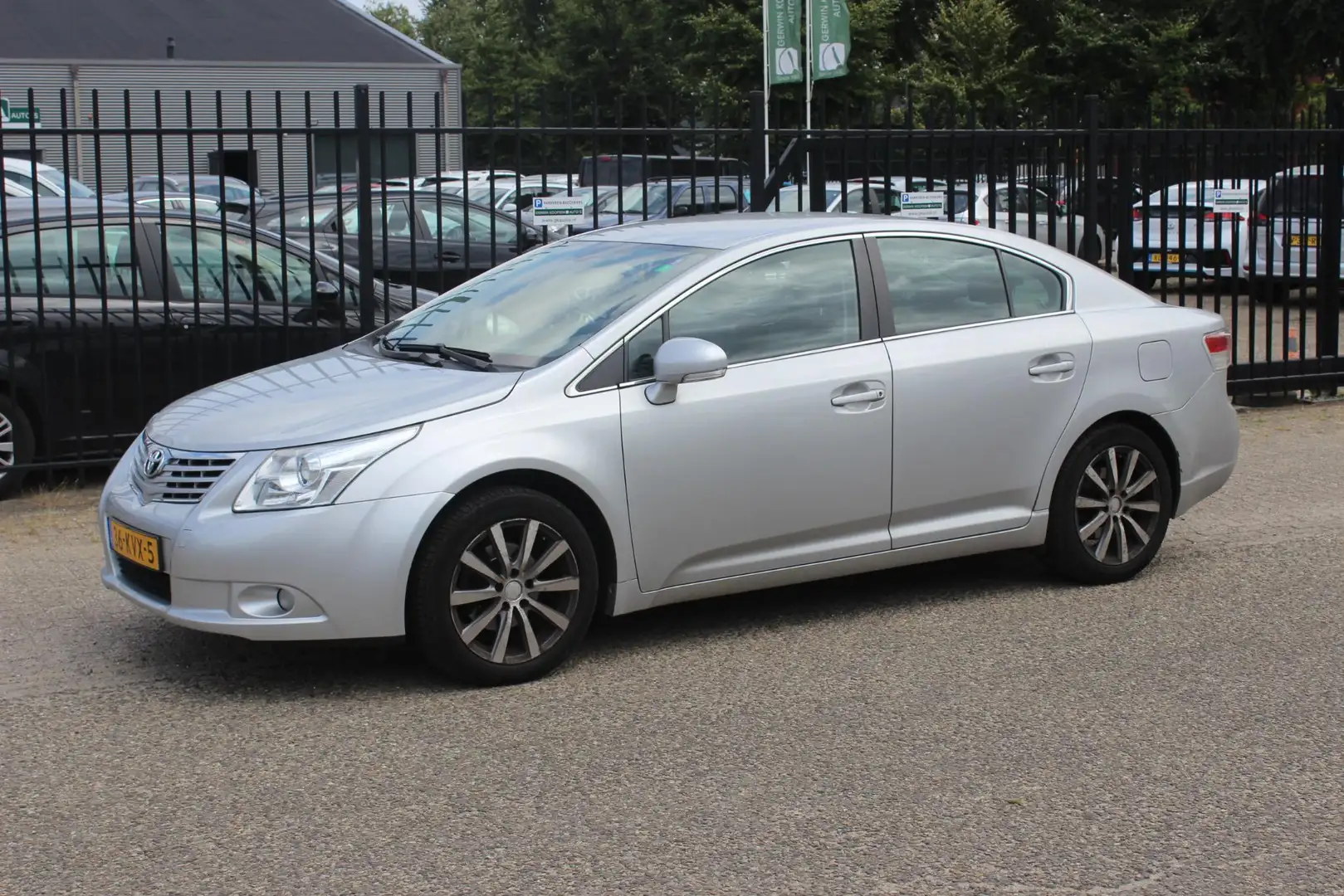 Toyota Avensis 2.0 D-4D Dynamic Sedan Grijs - 1