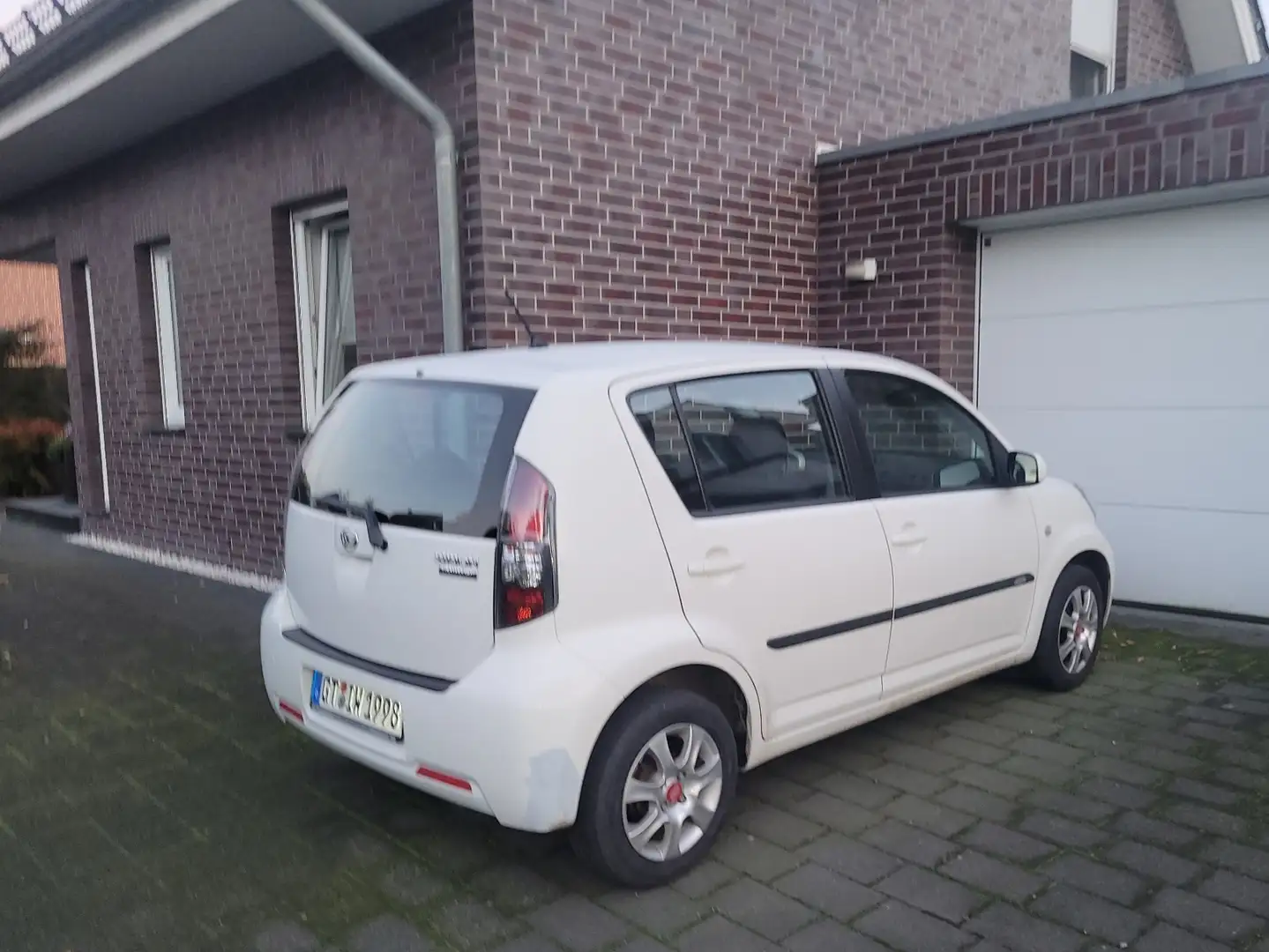 Daihatsu Sirion 1.0 Weiß - 2