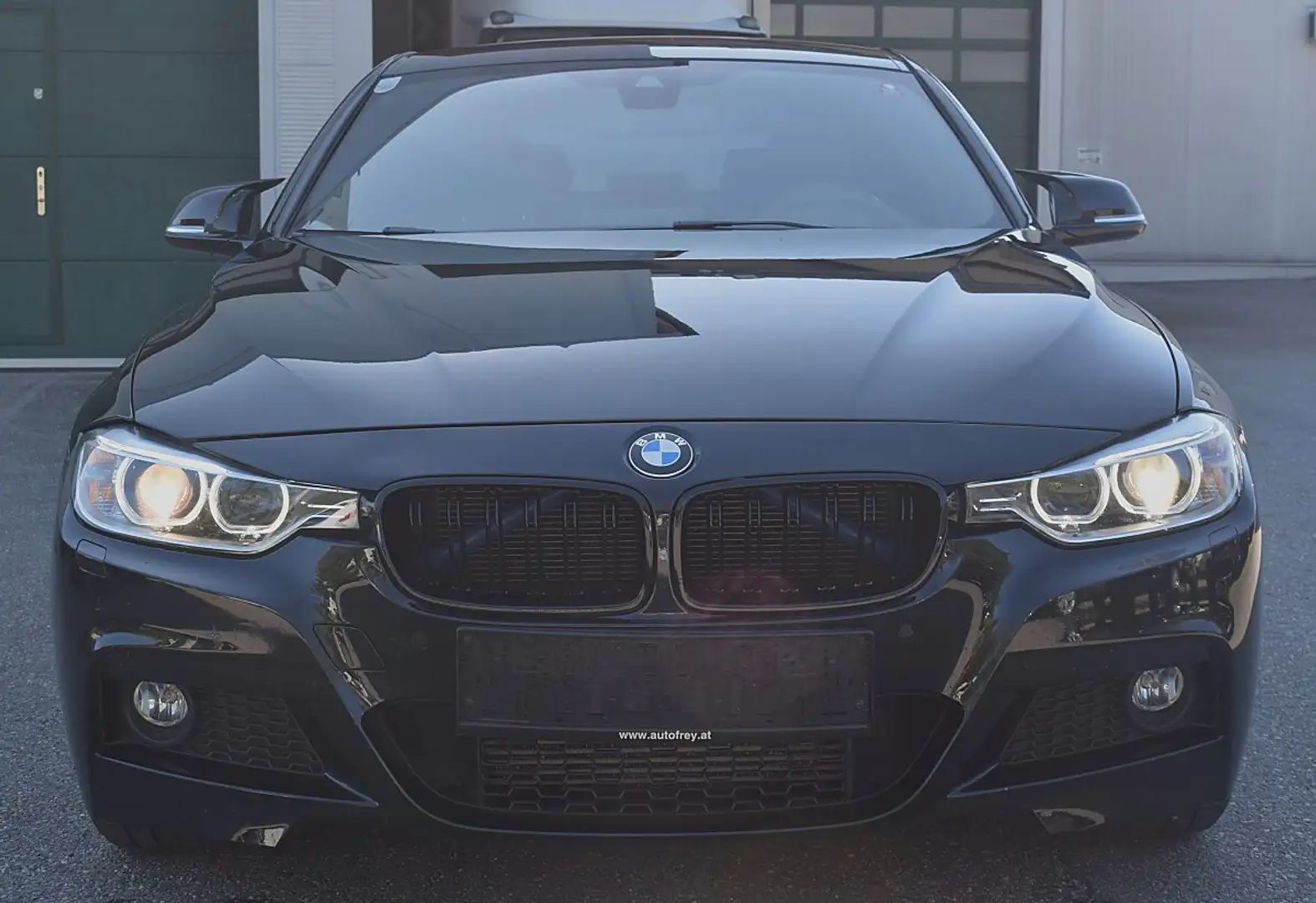 BMW 318 d xDrive Schwarz - 2