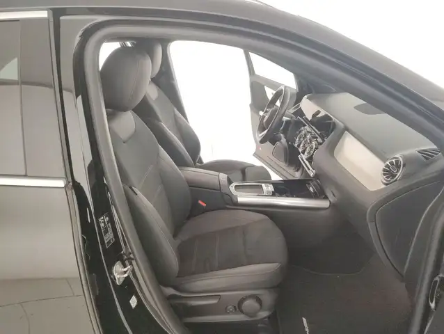 Mercedes-Benz GLA view 9