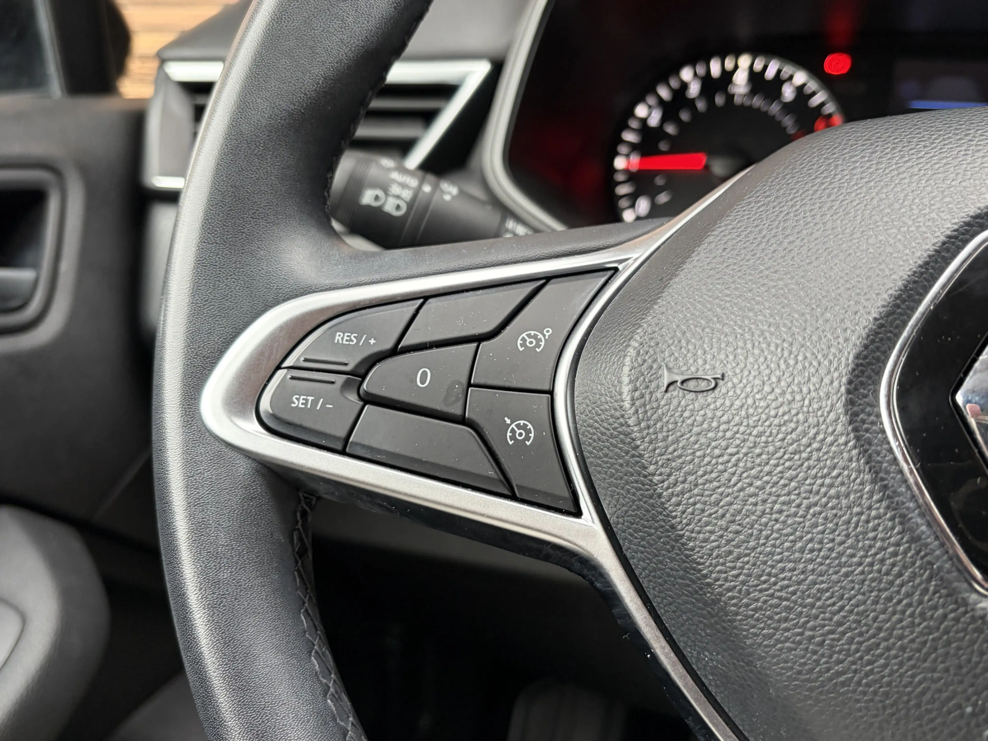 Renault Clio 1.0 TCe 90 Equilibre Carplay / Navi / Cruise — photo 24