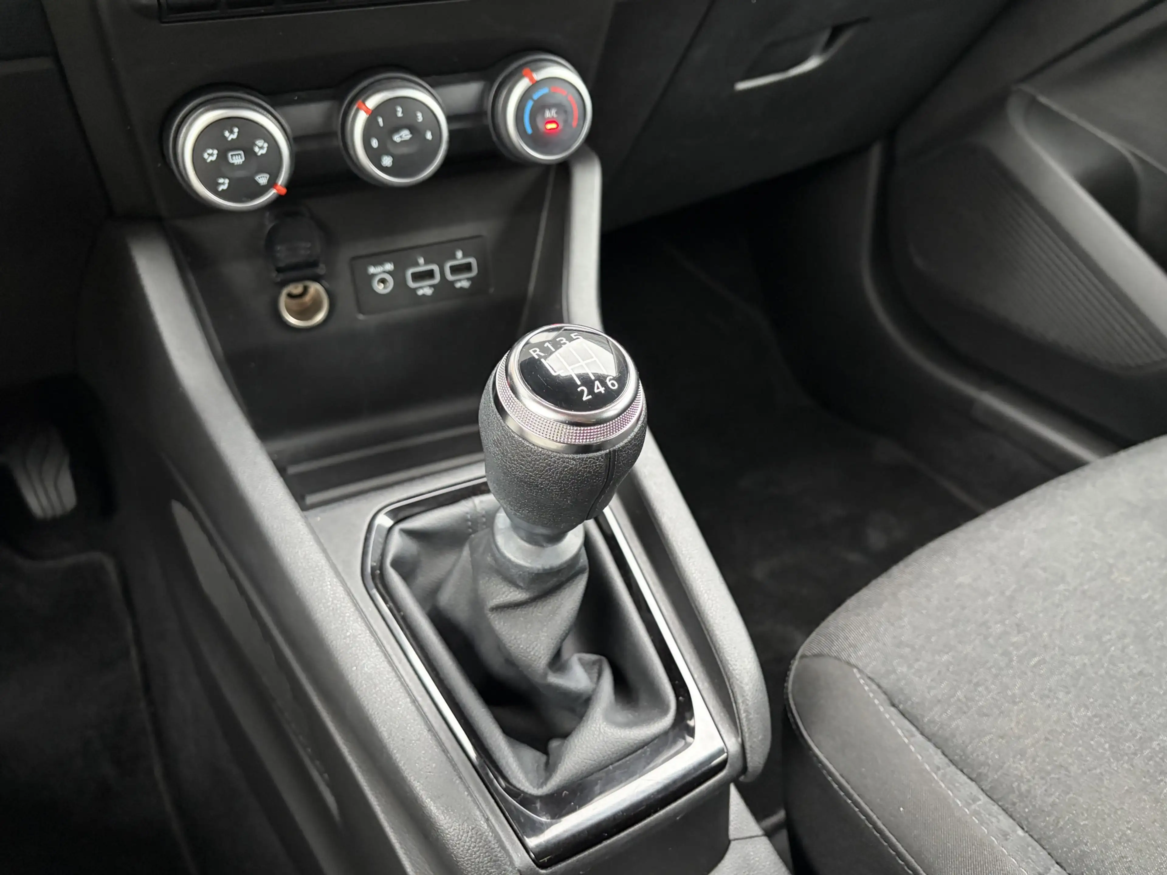 Renault Clio 1.0 TCe 90 Equilibre Carplay / Navi / Cruise — photo 30