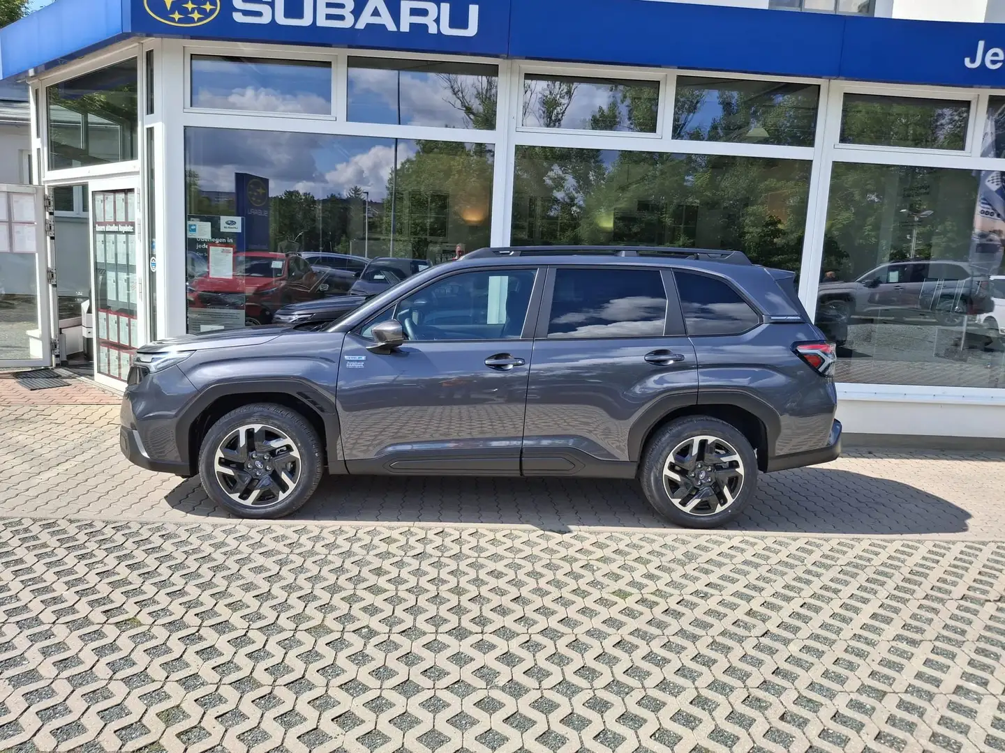 Subaru Forester 2.0ie Lineartronic Exclusive Grau - 2