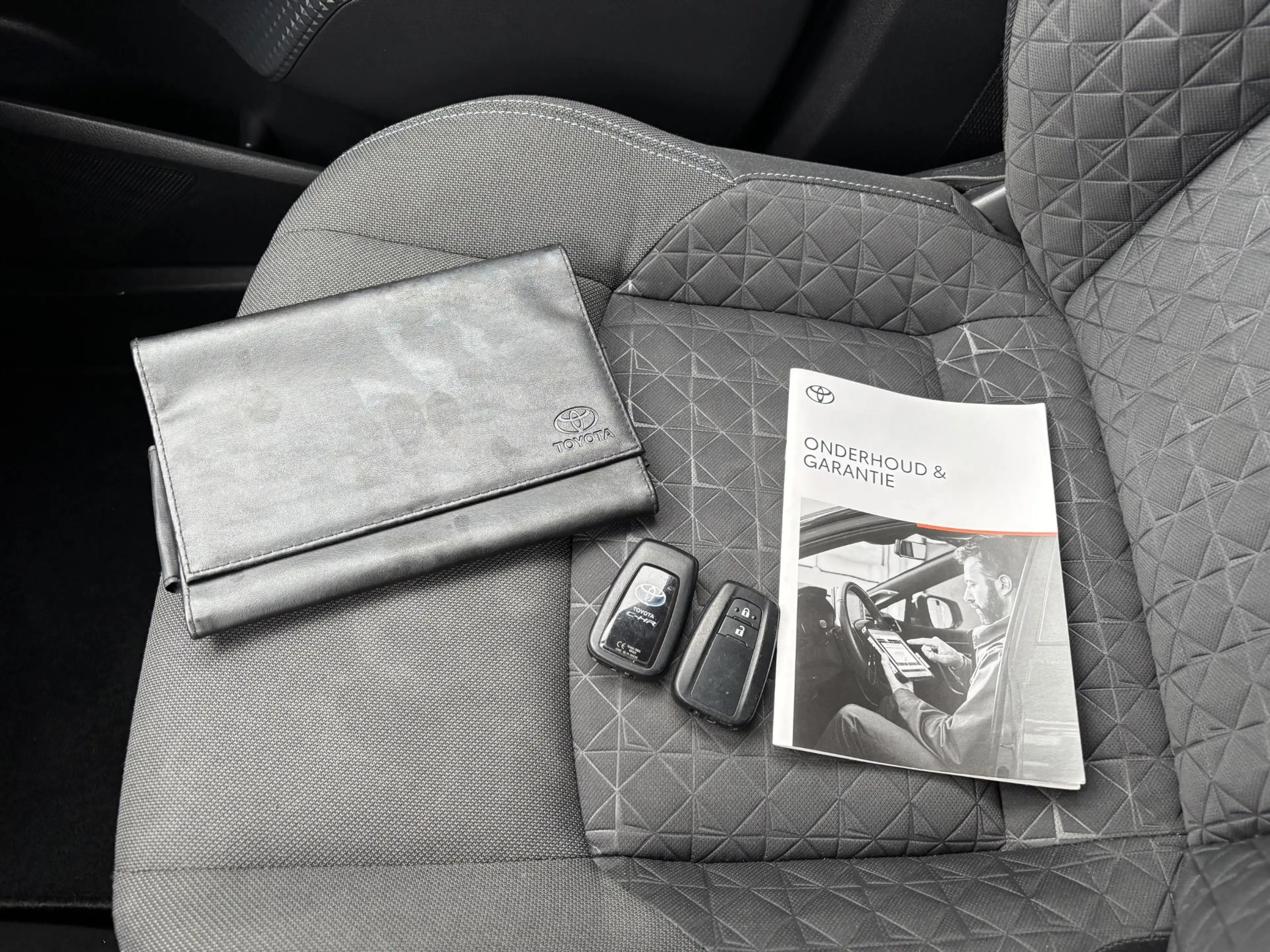 Toyota C-HR 1.8 Hybrid Executive Navigatie /  Climate Control — photo 14