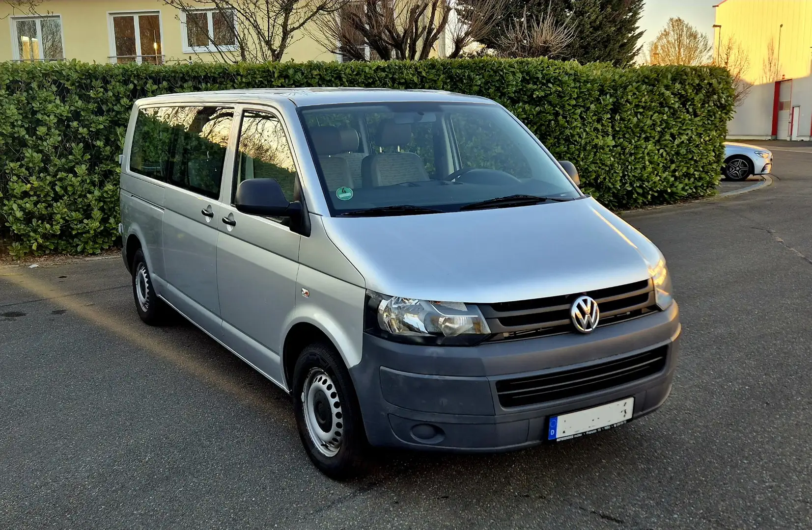 Volkswagen T5 Transporter Lang*9 Sitzer*AHK*Teilleder*2-Hand*Klima Silber - 1