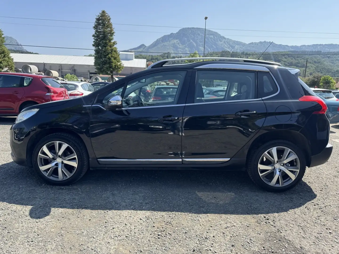 Peugeot 2008 1.6 e-HDI Allure Zwart - 2