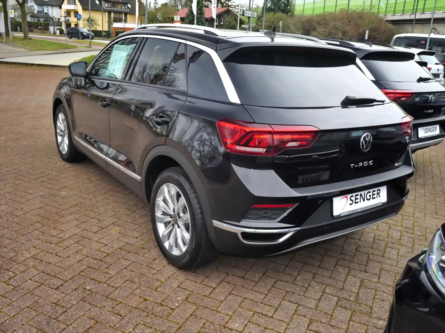 Volkswagen T-Roc 2.0 TSI Sport 4M Pano Leder Navi Beats LED Schwarz - 2