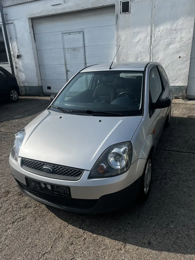 Ford Fiesta 1.3 Fun Grau - 1