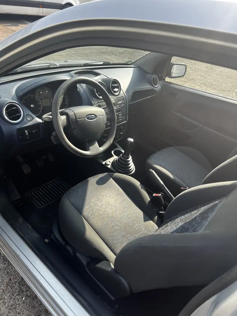Ford Fiesta 1.3 Fun Grau - 2