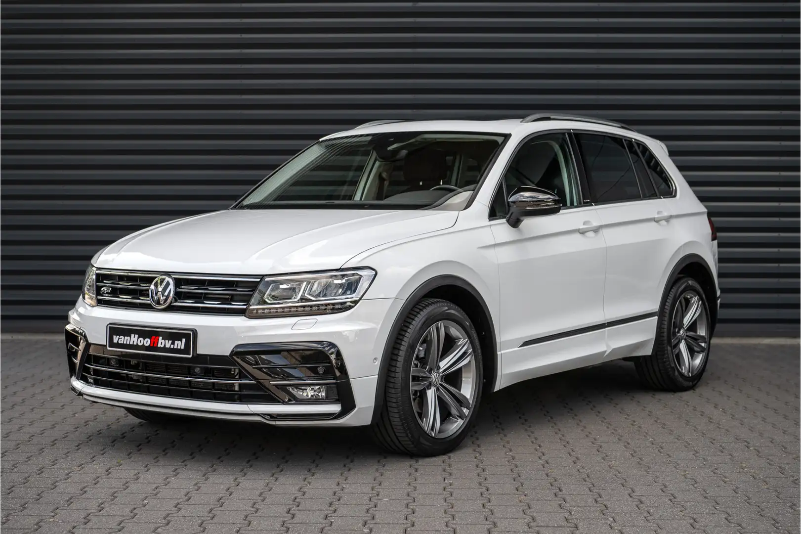 Volkswagen Tiguan 1.5 TSI R-Line Highline Privacy - Pano - 19'' Wit - 1