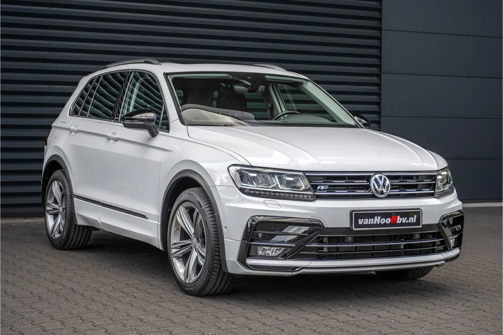 Volkswagen Tiguan 1.5 TSI R-Line Highline Privacy - Pano - 19'' Wit - 2