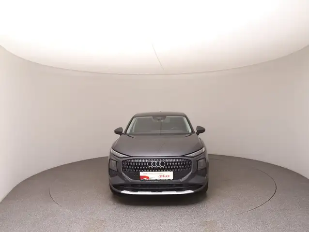 Audi Q3 view 3