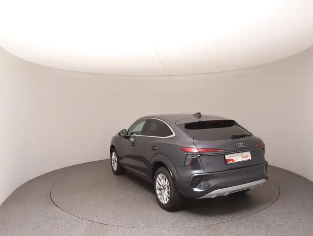 Audi Q3 view 5