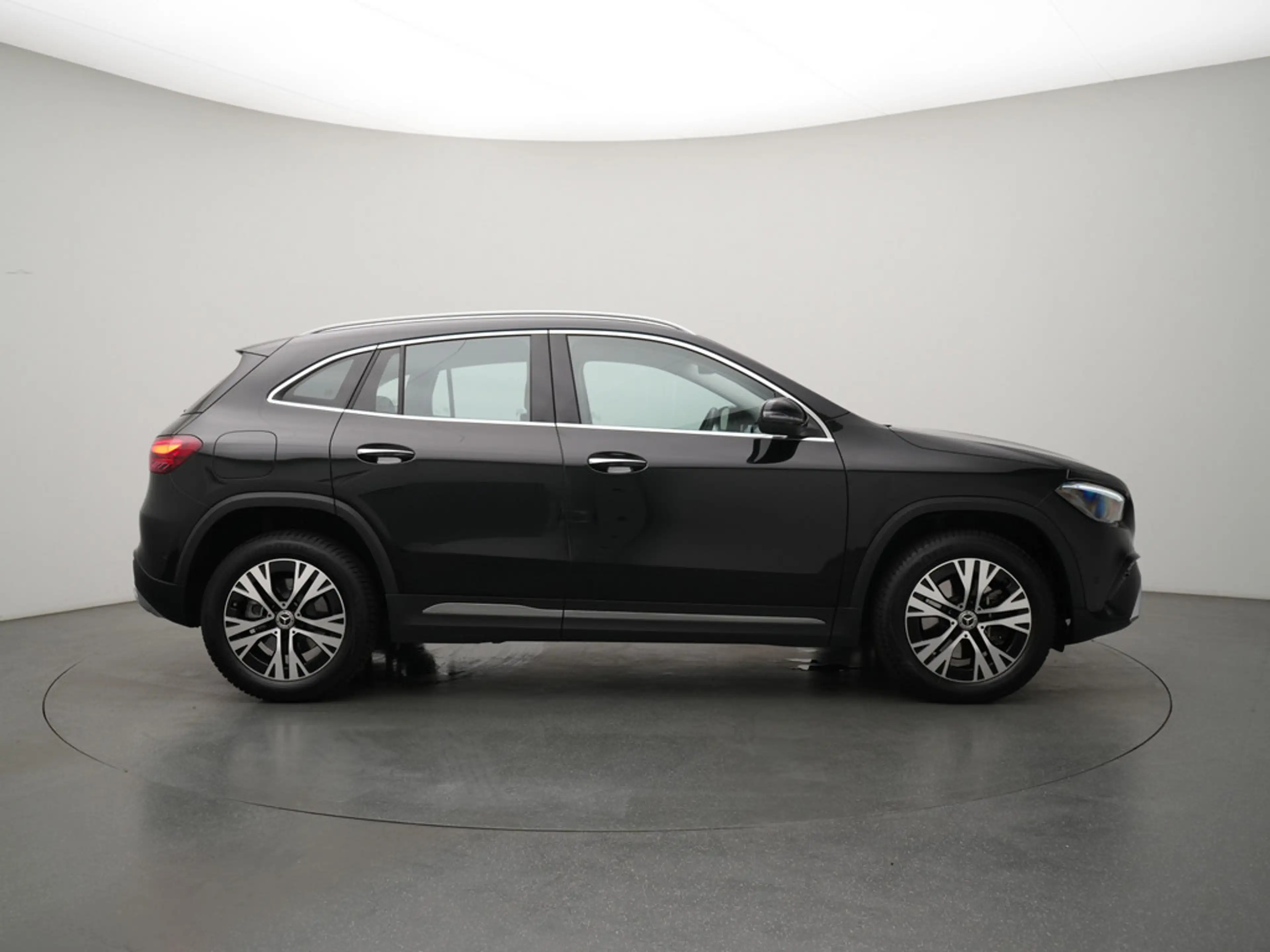 Mercedes-Benz GLA 250 VIRT NAVI SHZ KAM LED — photo 3