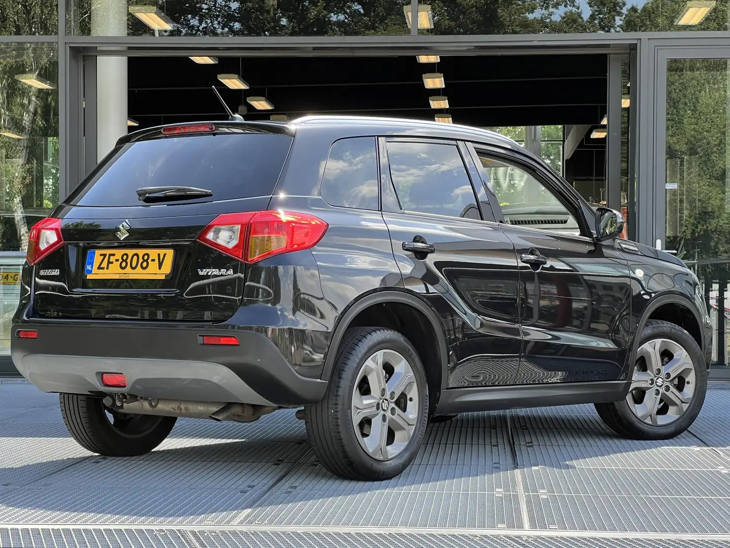 Suzuki Vitara 1.6 Exclusive | Afneembare Trekhaak | Navigatie | Nero - 2