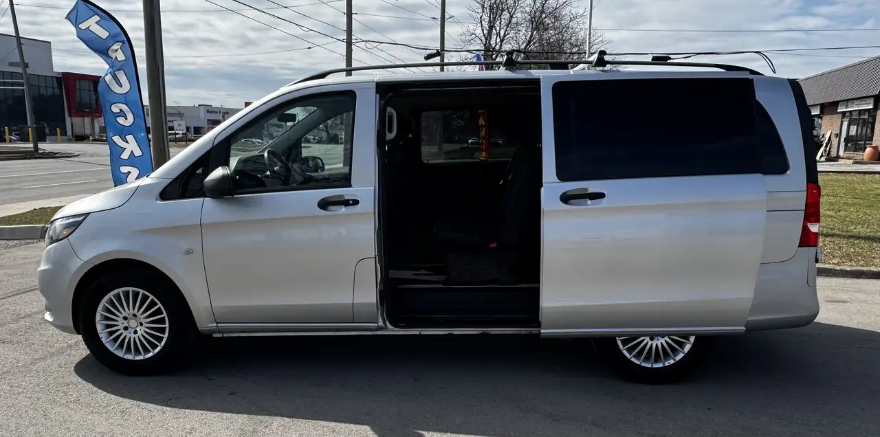 Mercedes-Benz Metris Passenger Van снимка Mercedes-Benz Metris Passenger Van