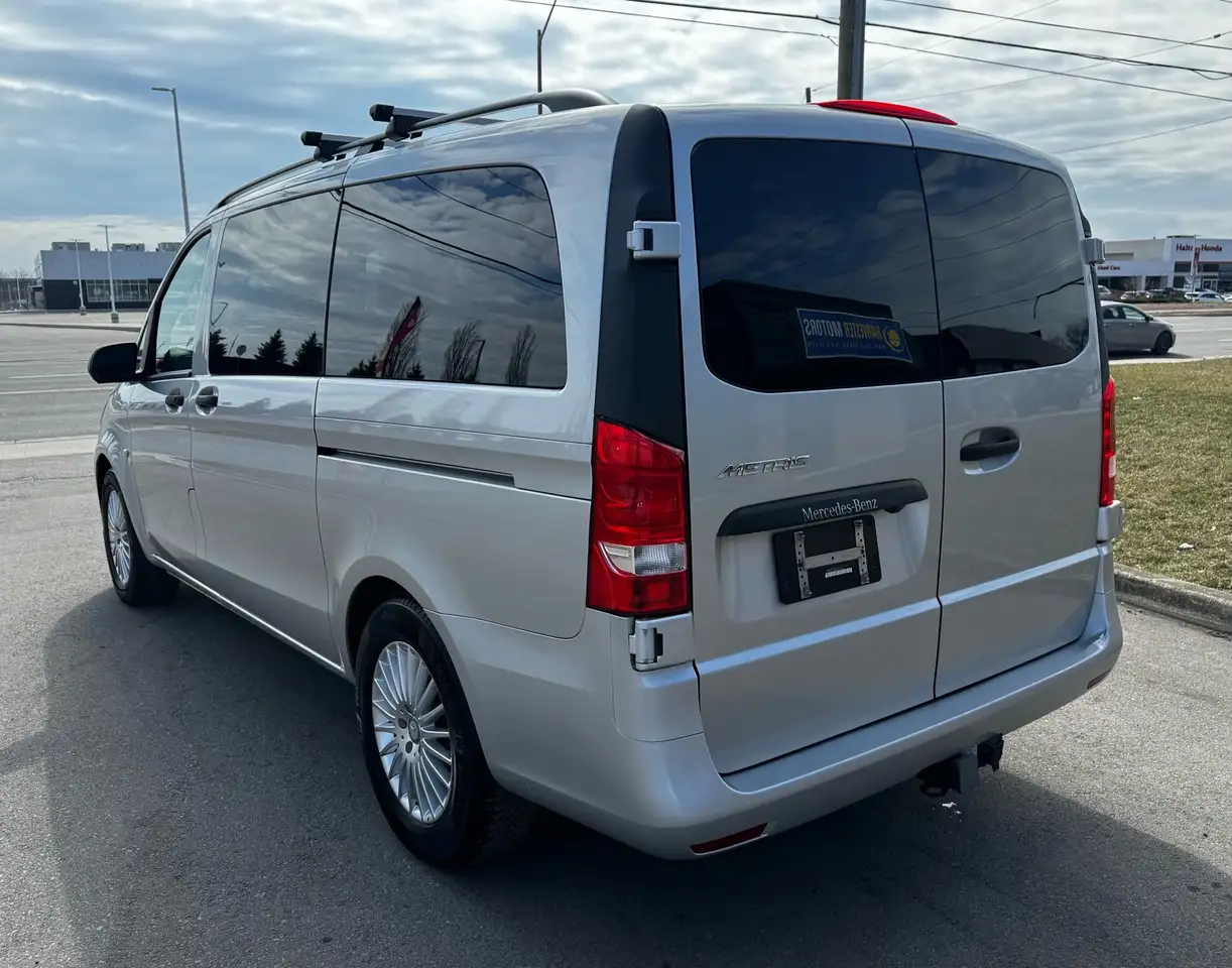 Mercedes-Benz Metris Passenger Van снимка Mercedes-Benz Metris Passenger Van