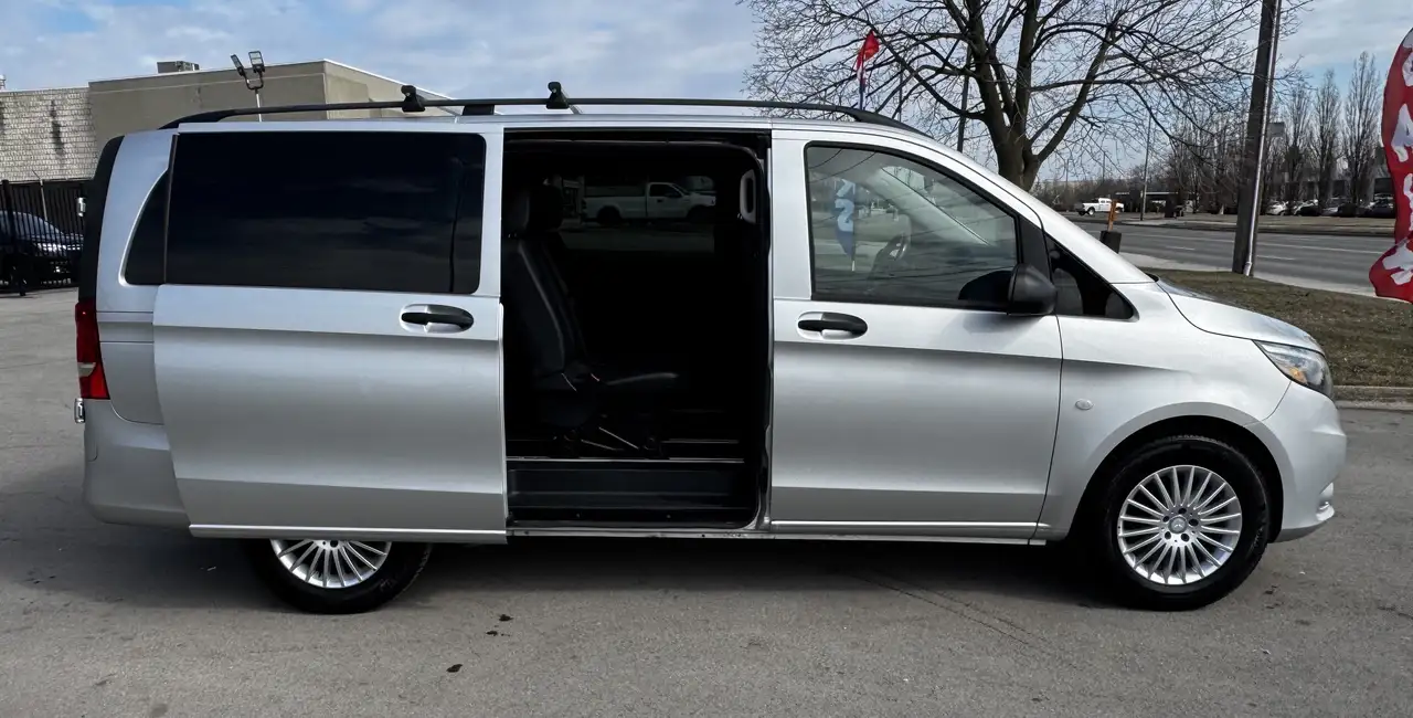 Mercedes-Benz Metris Passenger Van снимка Mercedes-Benz Metris Passenger Van
