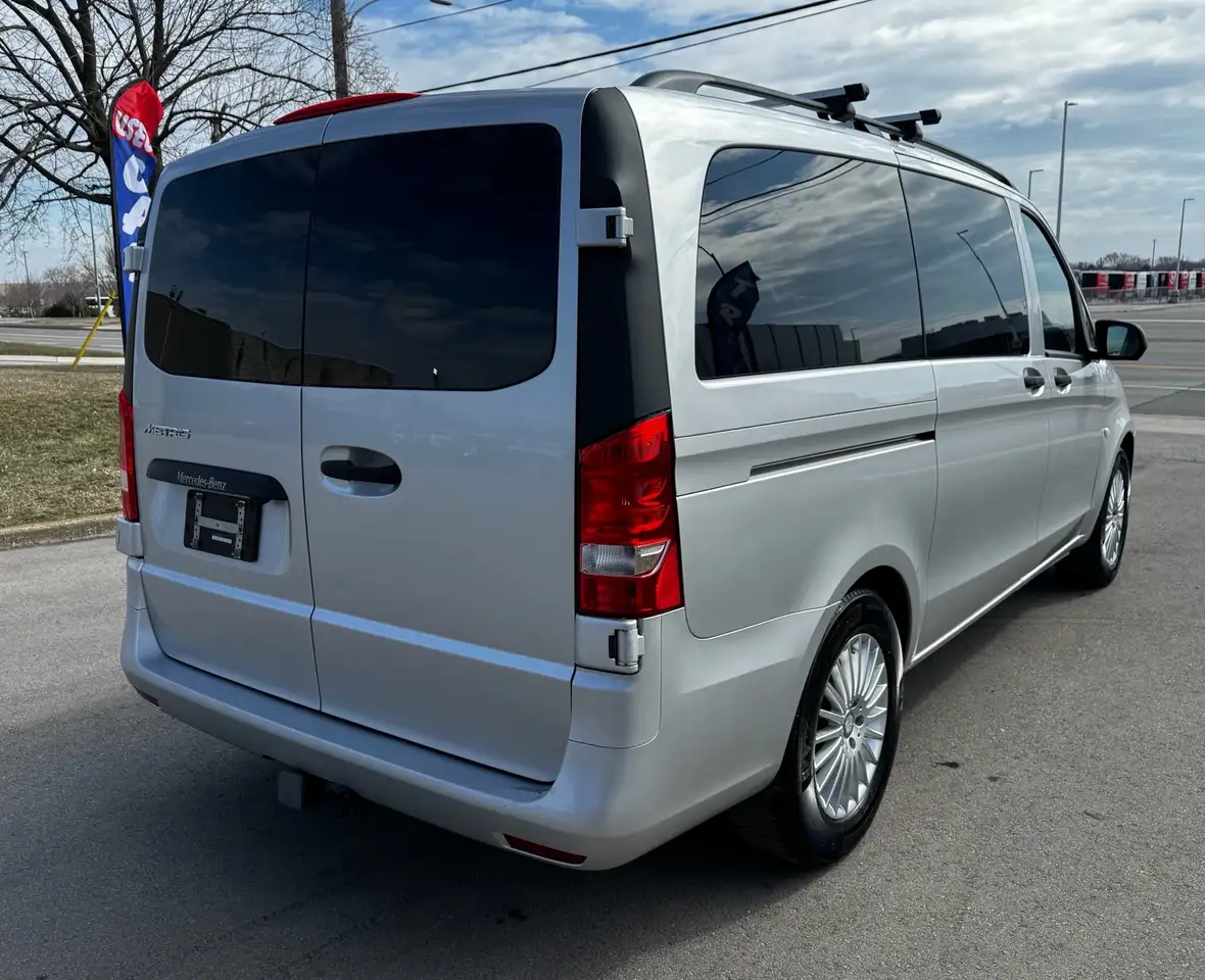 Mercedes-Benz Metris Passenger Van снимка Mercedes-Benz Metris Passenger Van
