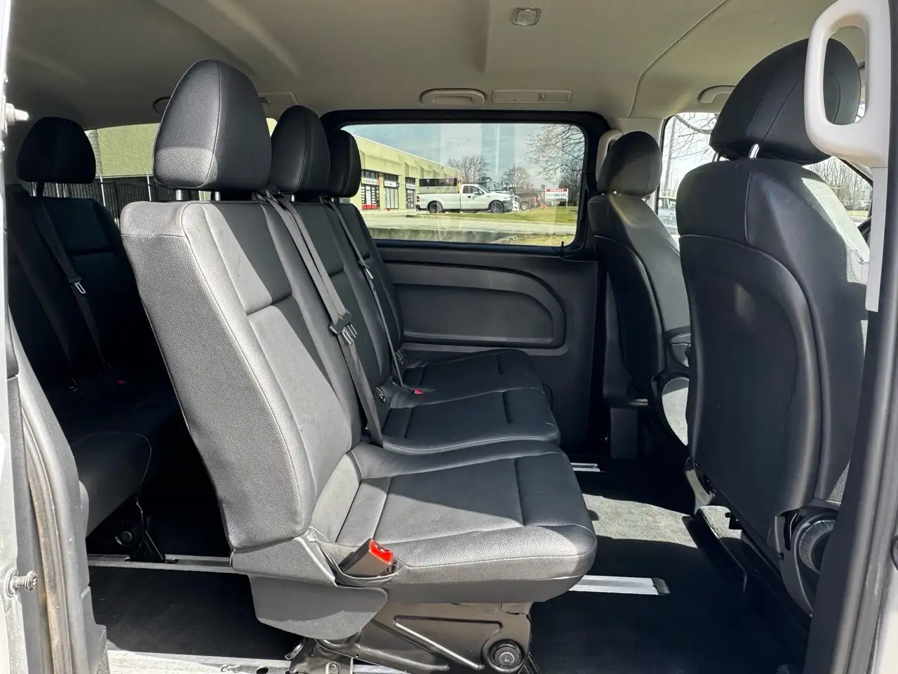 Mercedes-Benz Metris Passenger Van снимка Mercedes-Benz Metris Passenger Van