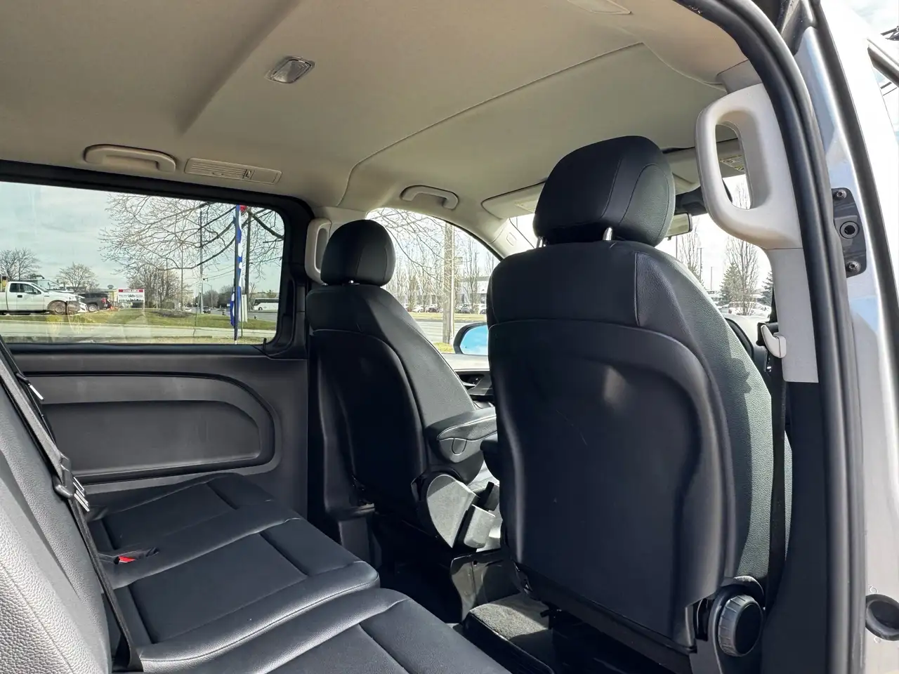 Mercedes-Benz Metris Passenger Van снимка Mercedes-Benz Metris Passenger Van