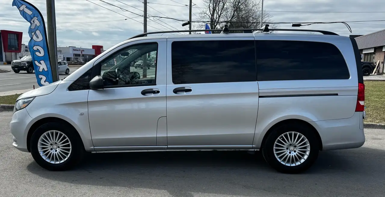 Mercedes-Benz Metris Passenger Van снимка Mercedes-Benz Metris Passenger Van