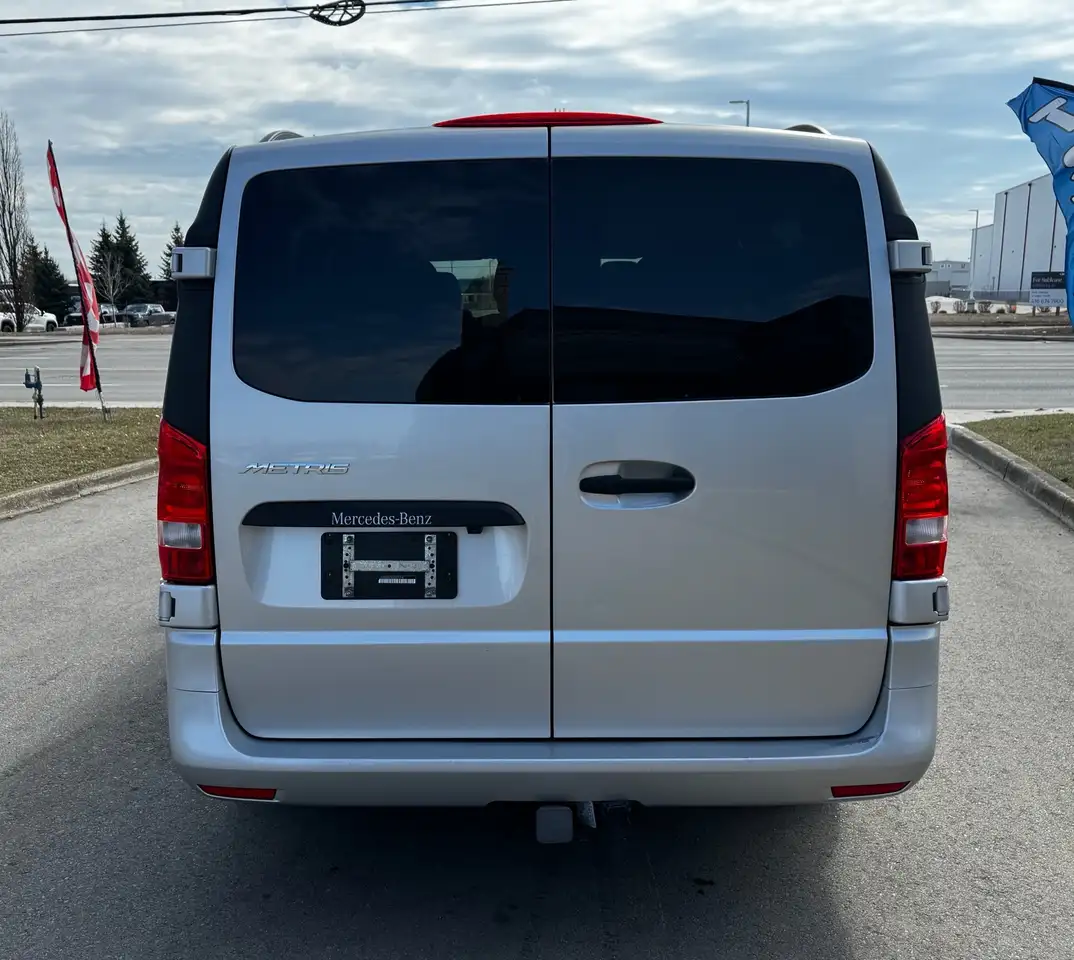 Mercedes-Benz Metris Passenger Van снимка Mercedes-Benz Metris Passenger Van