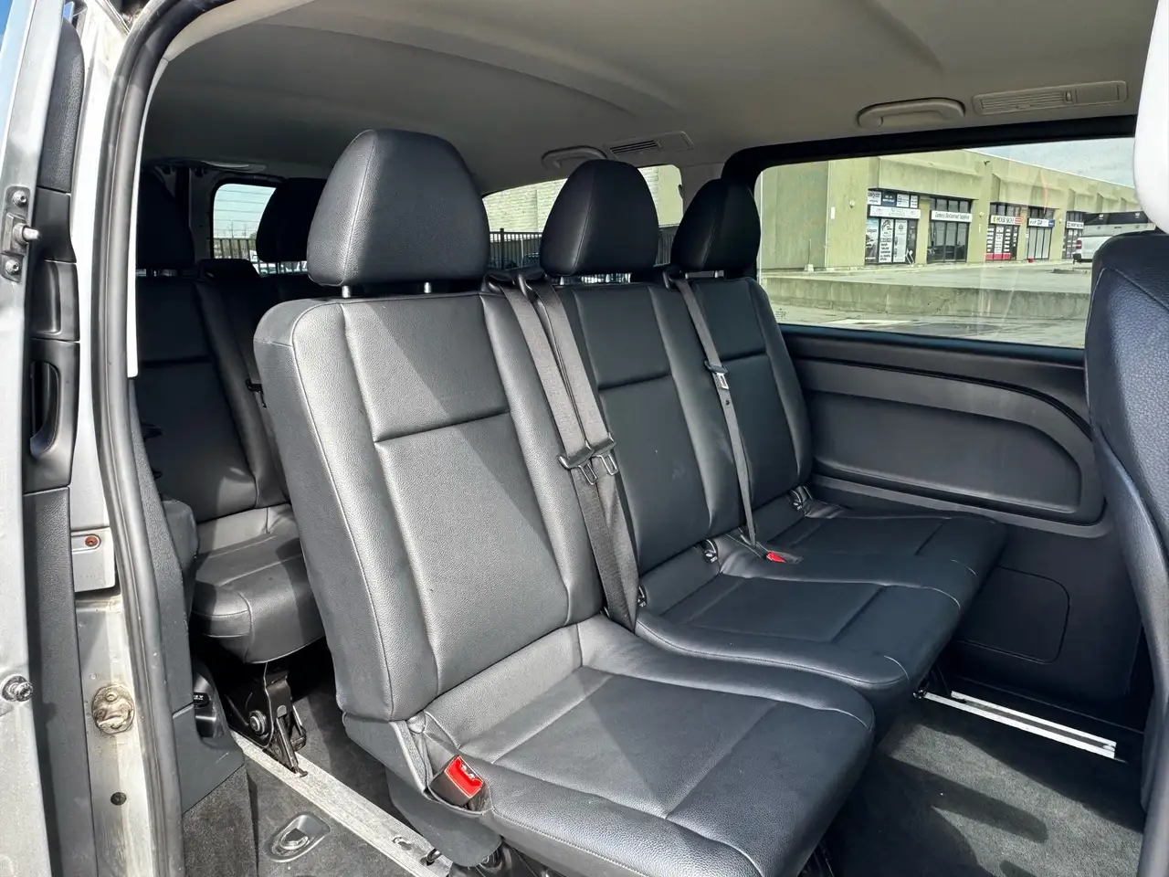 Mercedes-Benz Metris Passenger Van снимка Mercedes-Benz Metris Passenger Van