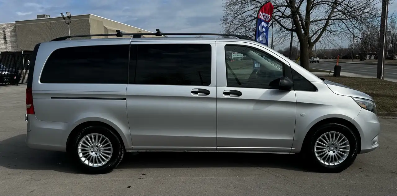 Mercedes-Benz Metris Passenger Van снимка Mercedes-Benz Metris Passenger Van