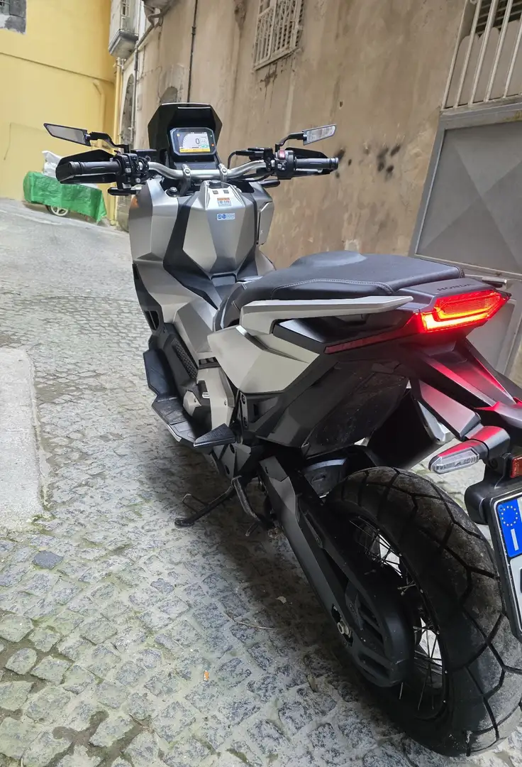 Honda X-ADV sport Stříbrná - 1