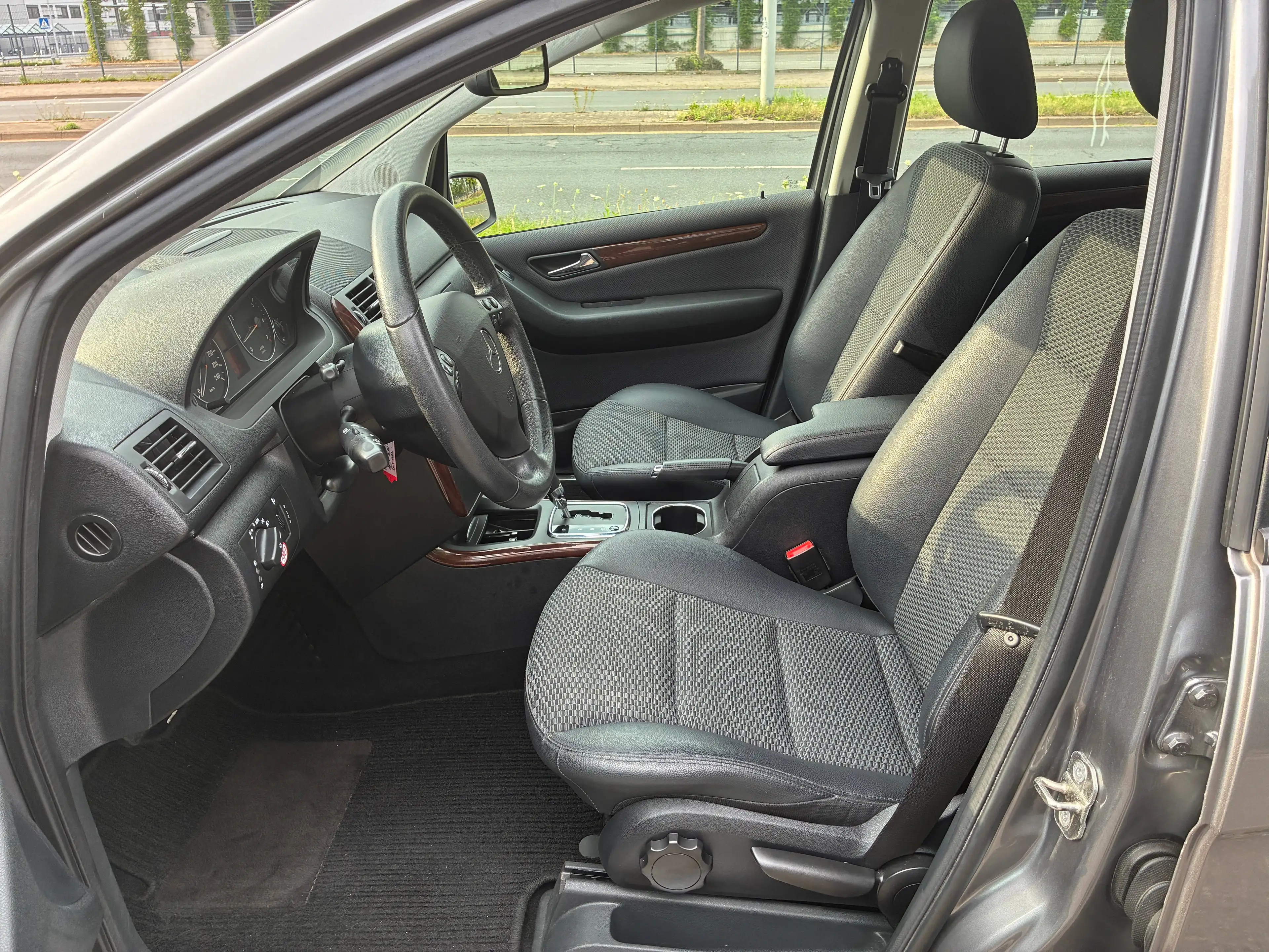 Mercedes-Benz A 150 Elegance-Automati-Teilleder-PDC-Navi — photo 6