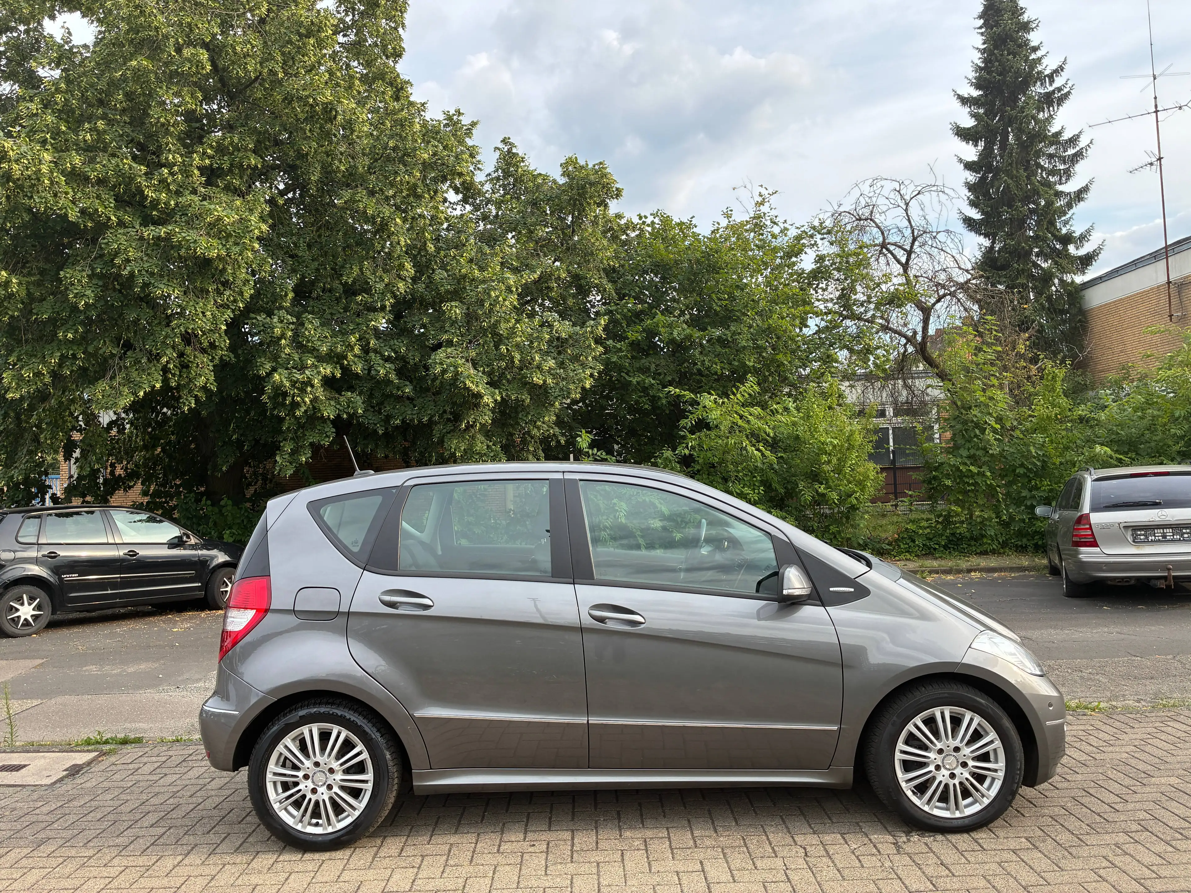 Mercedes-Benz A 150 Elegance-Automati-Teilleder-PDC-Navi — photo 3