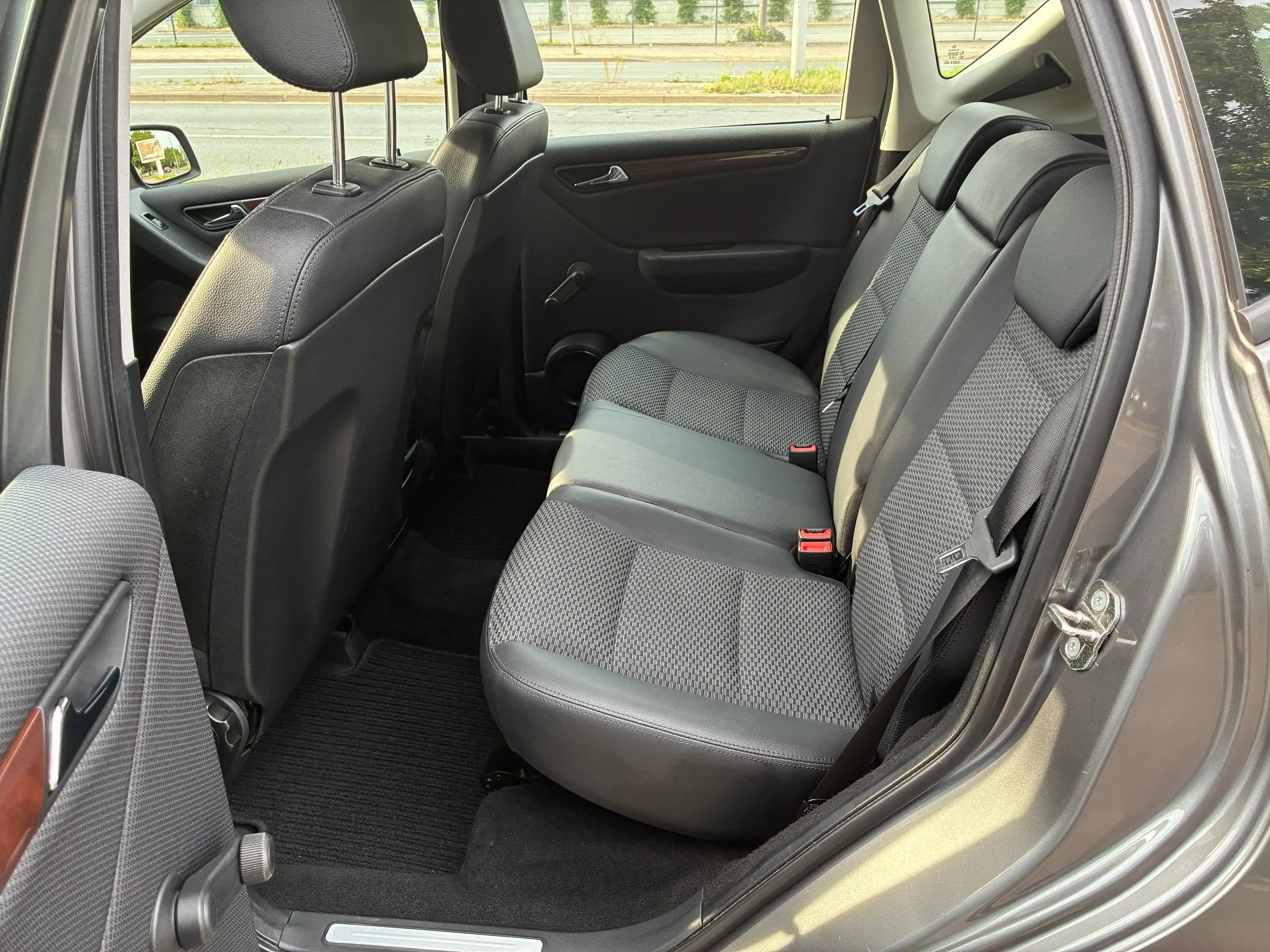 Mercedes-Benz A 150 Elegance-Automati-Teilleder-PDC-Navi — photo 7