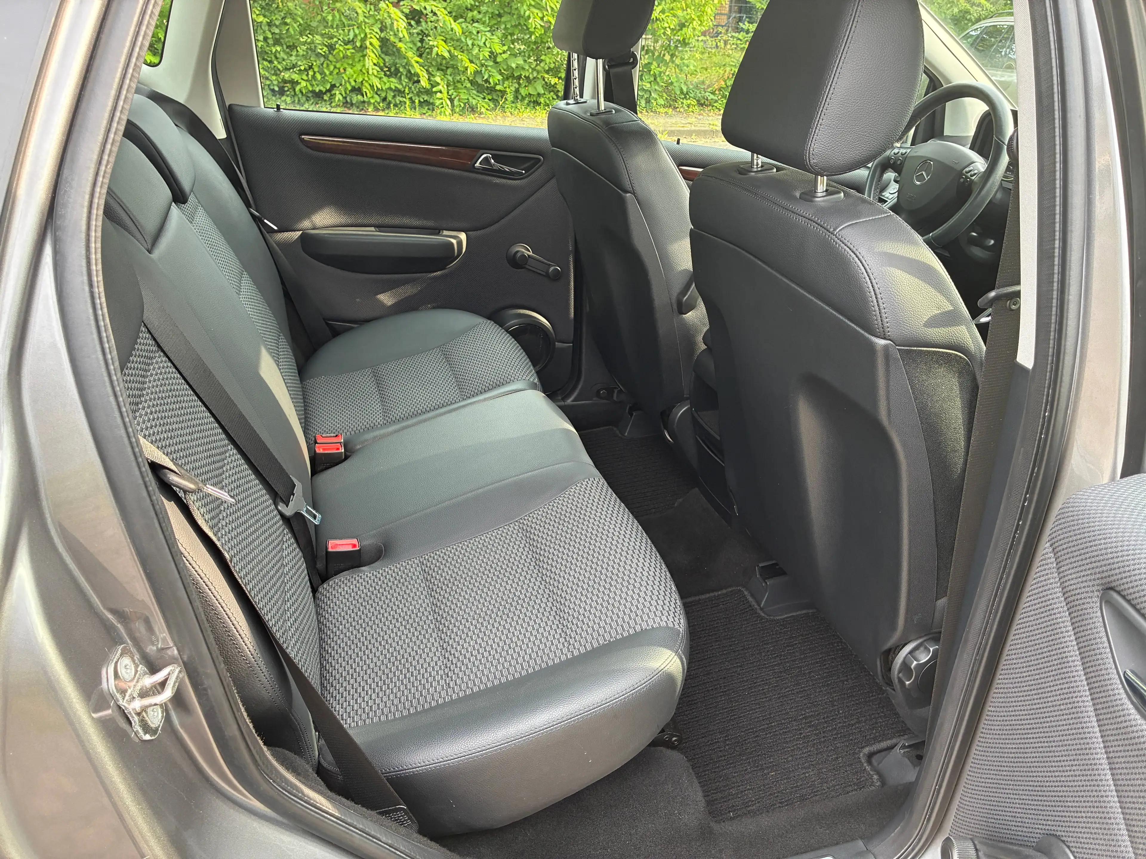 Mercedes-Benz A 150 Elegance-Automati-Teilleder-PDC-Navi — photo 9