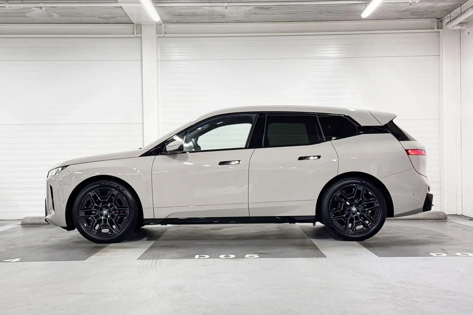 BMW iX xDrive45 101 kWh Grijs - 2