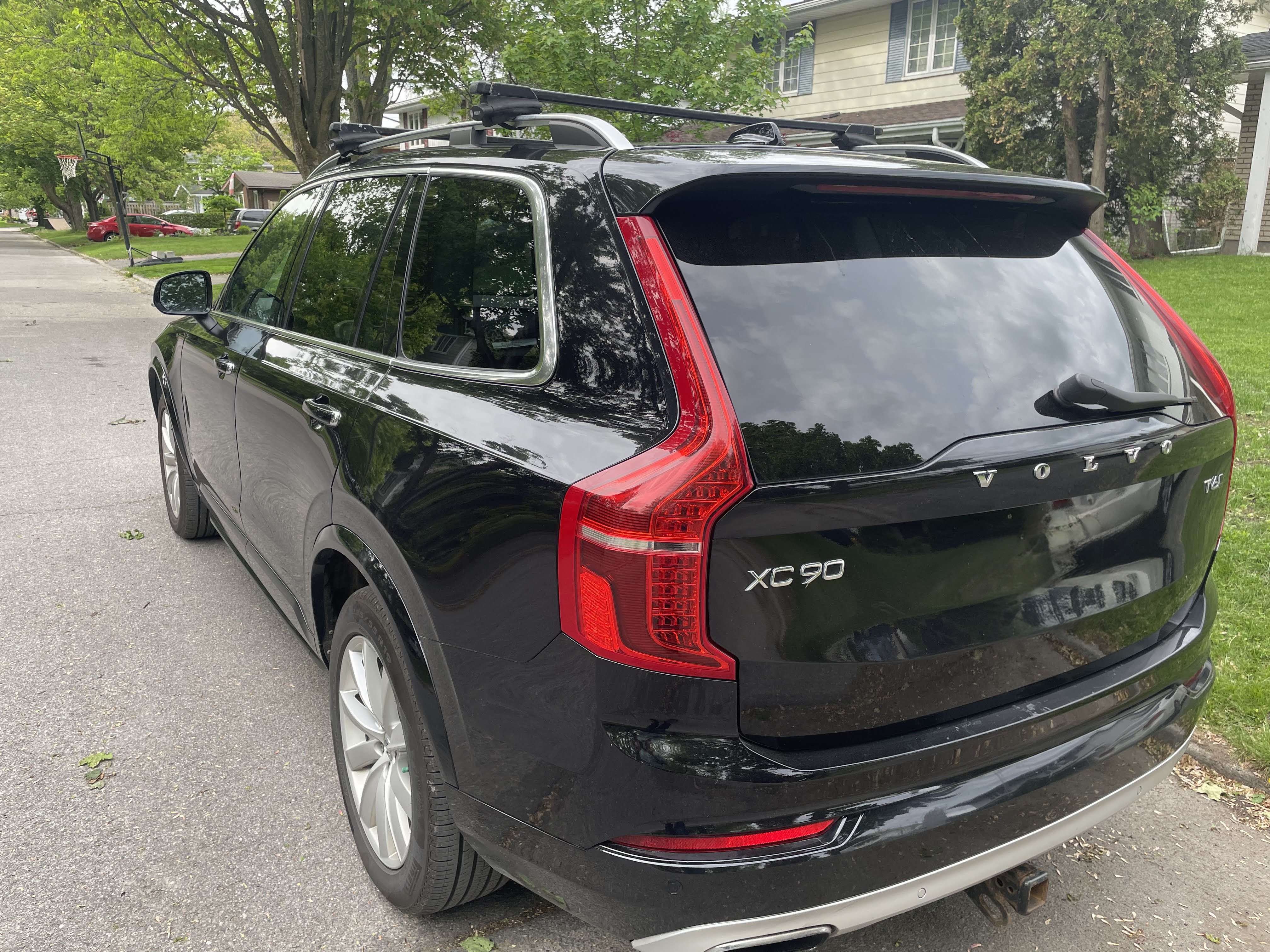 2016 Volvo XC90 T6 Momentum alt 2