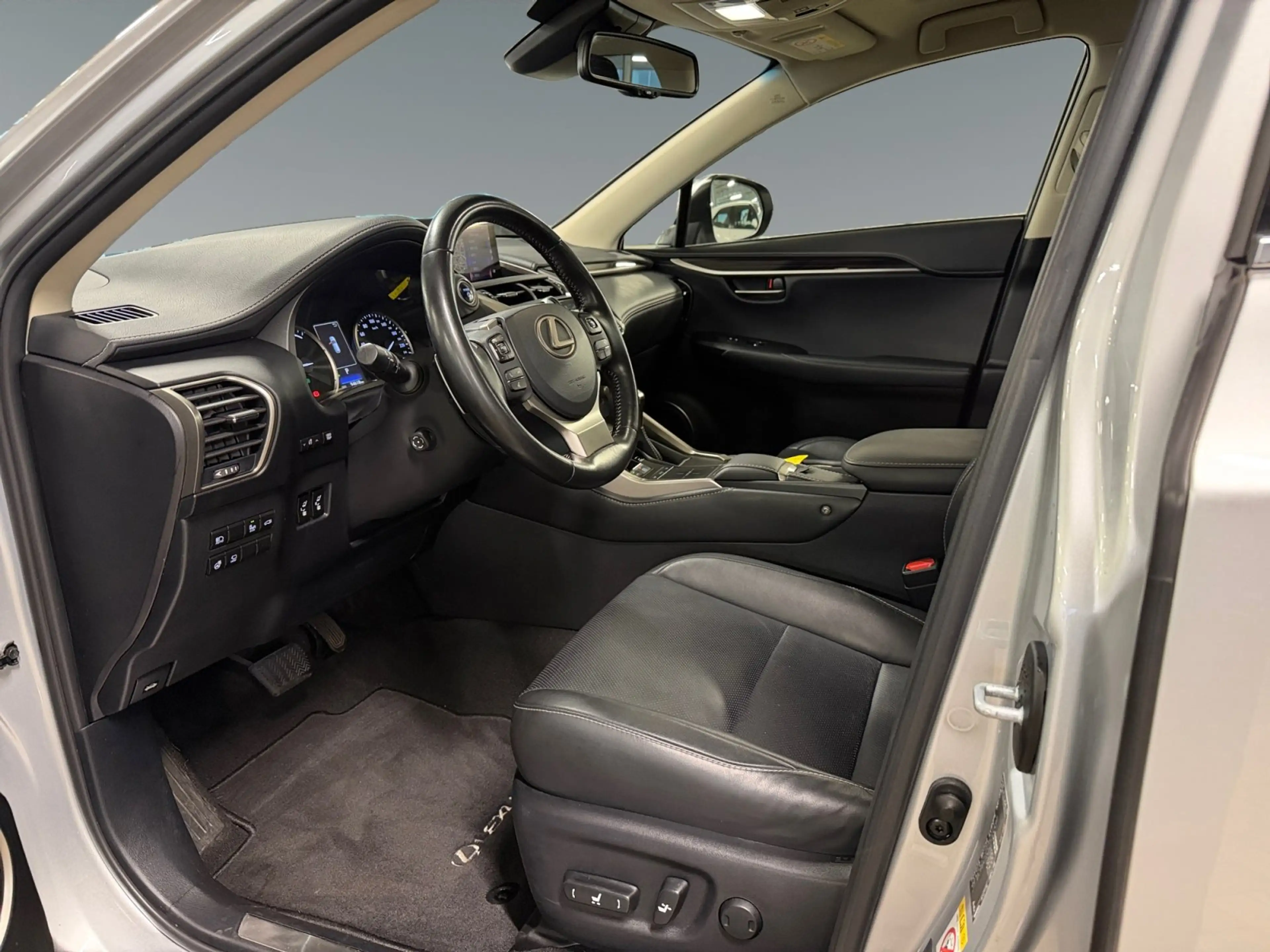Lexus NX 300h NX 300 h Luxury Line +Kamera+AHK+Pano+ — photo 10