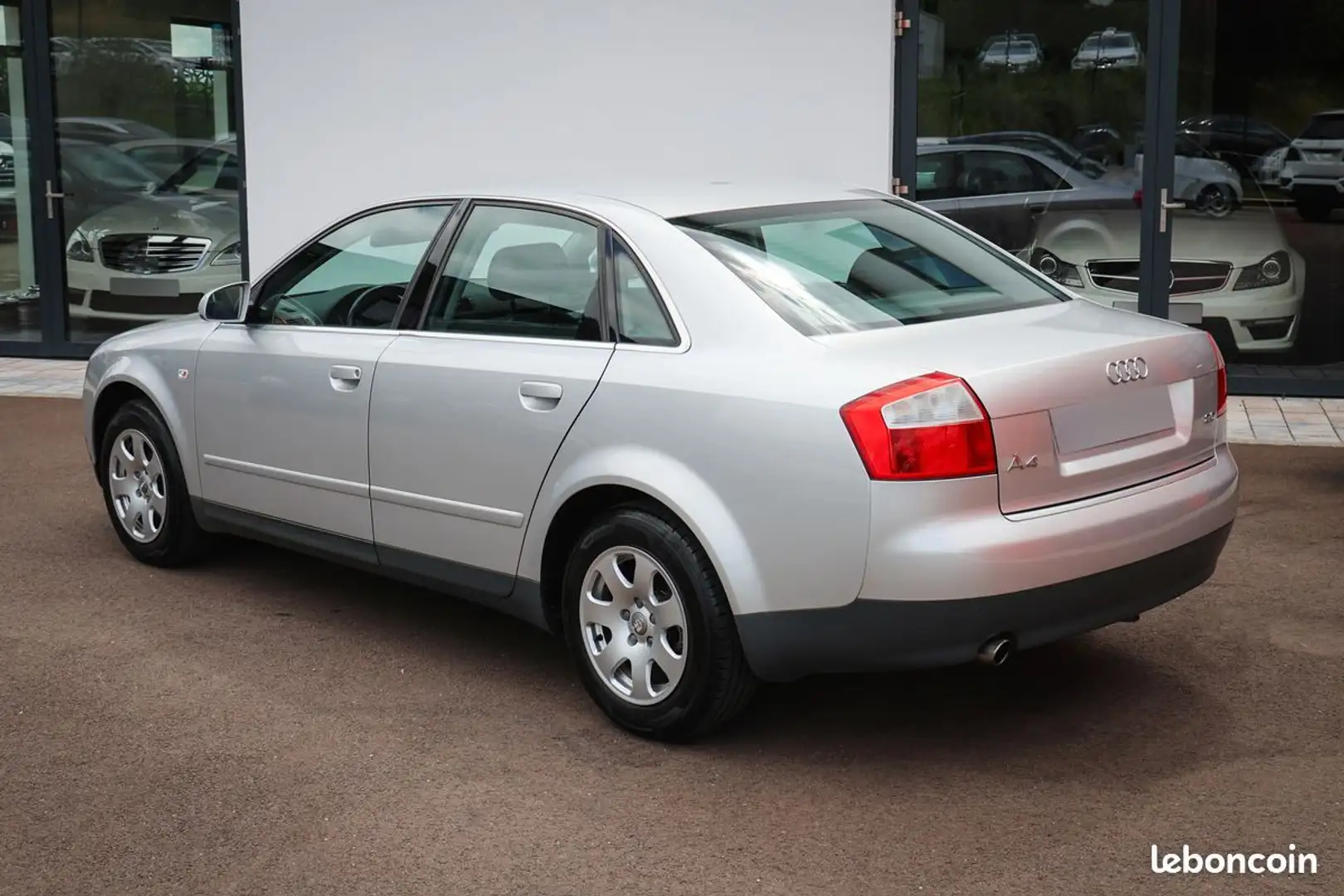 Audi A4 Série 2 (8E2) 2.0i 130ch Boîte manuelle 5 vitesses Gris - 2